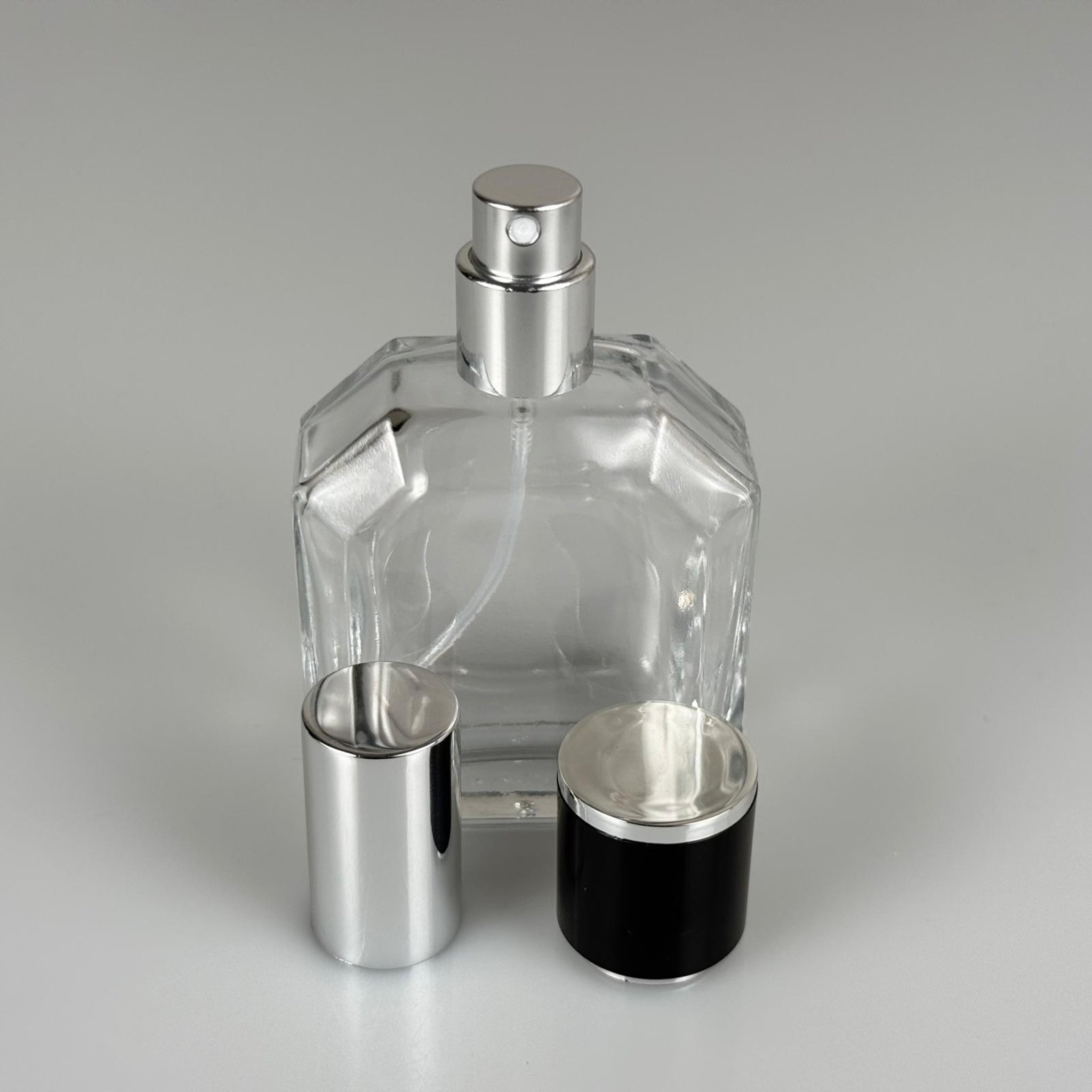 50 ML KAZABLANKA MODEL KÖŞELİ PARFÜM ŞİŞESİ + GÜMÜŞ METALE METAL SPREY + GÜMÜŞE SİYAH POLO KAPAKLI SET (AĞIZ 13 MM VİDALI) TEKRAR DOLDURULABİLİR