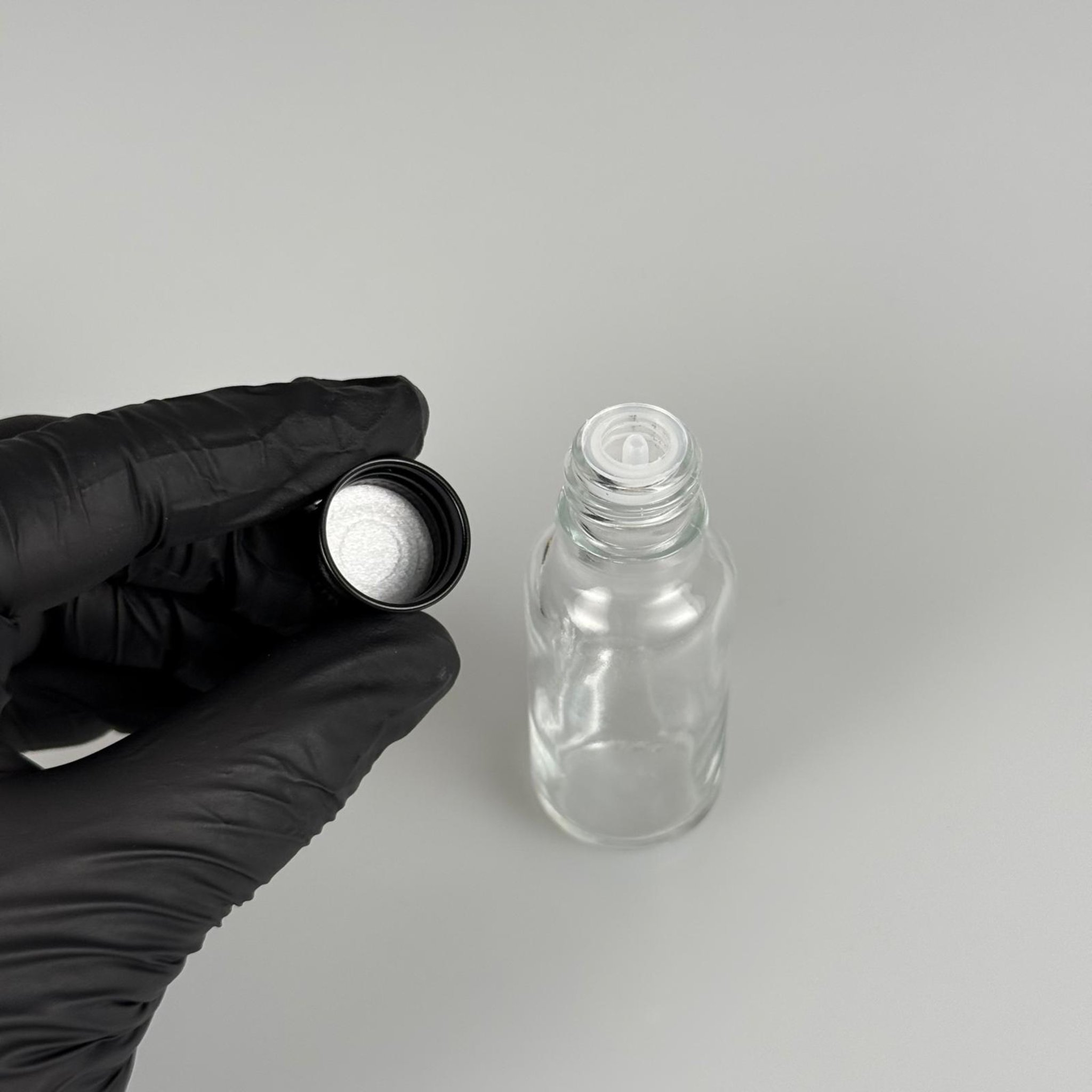 20 CC ŞEFFAF CAM ŞİŞE + KÖPÜK CONTALI SİYAH ALÜMİNYUM METAL KAPAKLI + DAMLALIKLI KOLONYA TIPALI TAKIM - 20 ML ŞEFFAF CAM ŞİŞE