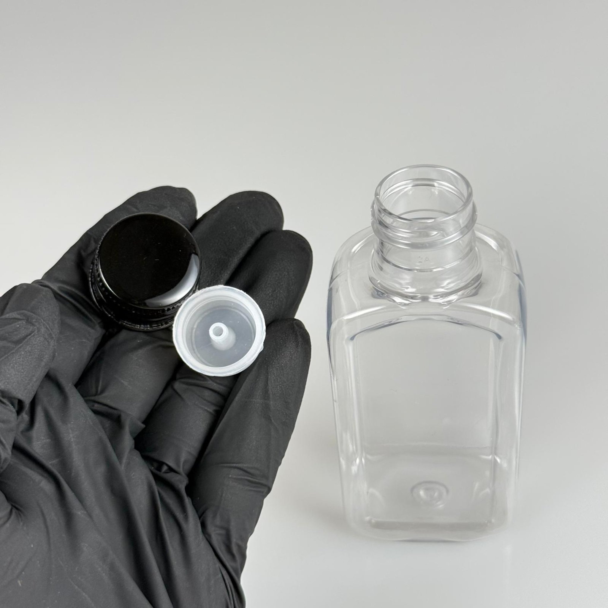 100 CC YASSI KÖŞELİ MODEL ŞEFFAF PET ŞİŞE (24 AĞIZ) + KÖPÜK CONTALI SİYAH METAL ALÜMİNYUM KAPAK + KOLONYA TIPALI TAKIM - 100 ML KAPAKLI PLASTİK ŞİŞELER