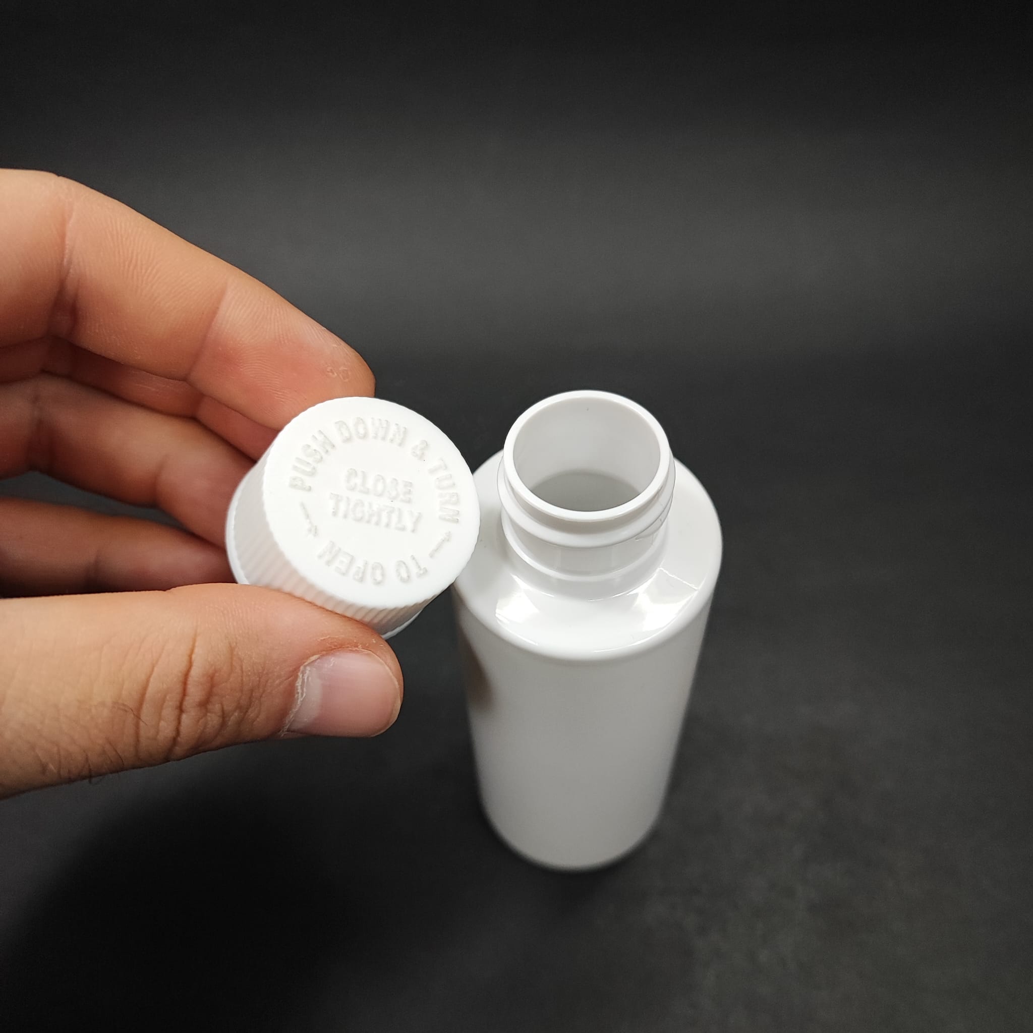100 CC SİLİNDİR BEYAZ PET ŞİŞE + BEYAZ ÇOCUK KİLİTLİ KAPAK (SIZDIRMAZ KÖPÜK CONTALI) - 100 ML BEYAZ ÇOCUK KİLİTLİ PET ŞİŞE
