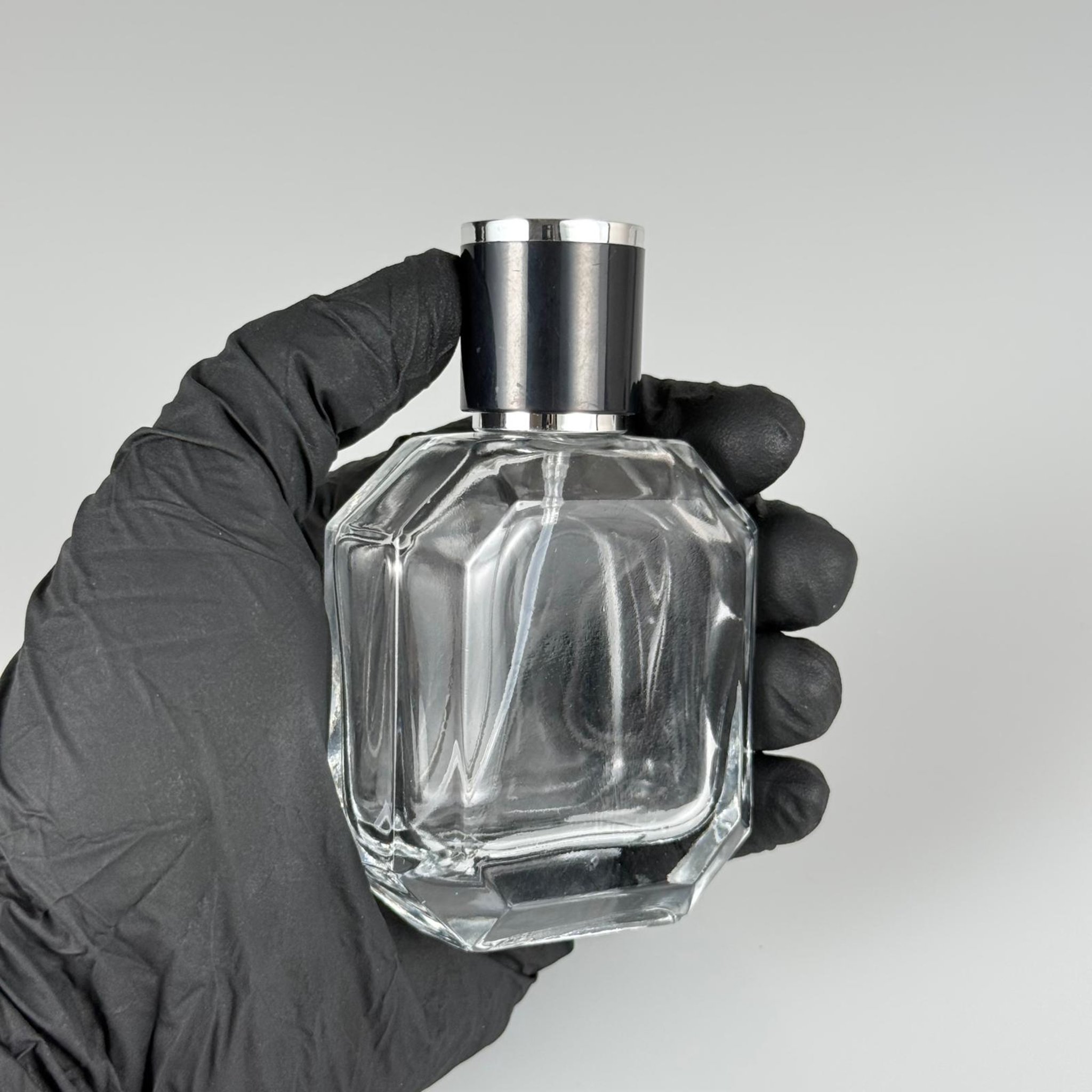50 ML KAZABLANKA MODEL KÖŞELİ PARFÜM ŞİŞESİ + GÜMÜŞ METALE METAL SPREY + GÜMÜŞE SİYAH POLO KAPAKLI SET (AĞIZ 13 MM VİDALI) TEKRAR DOLDURULABİLİR