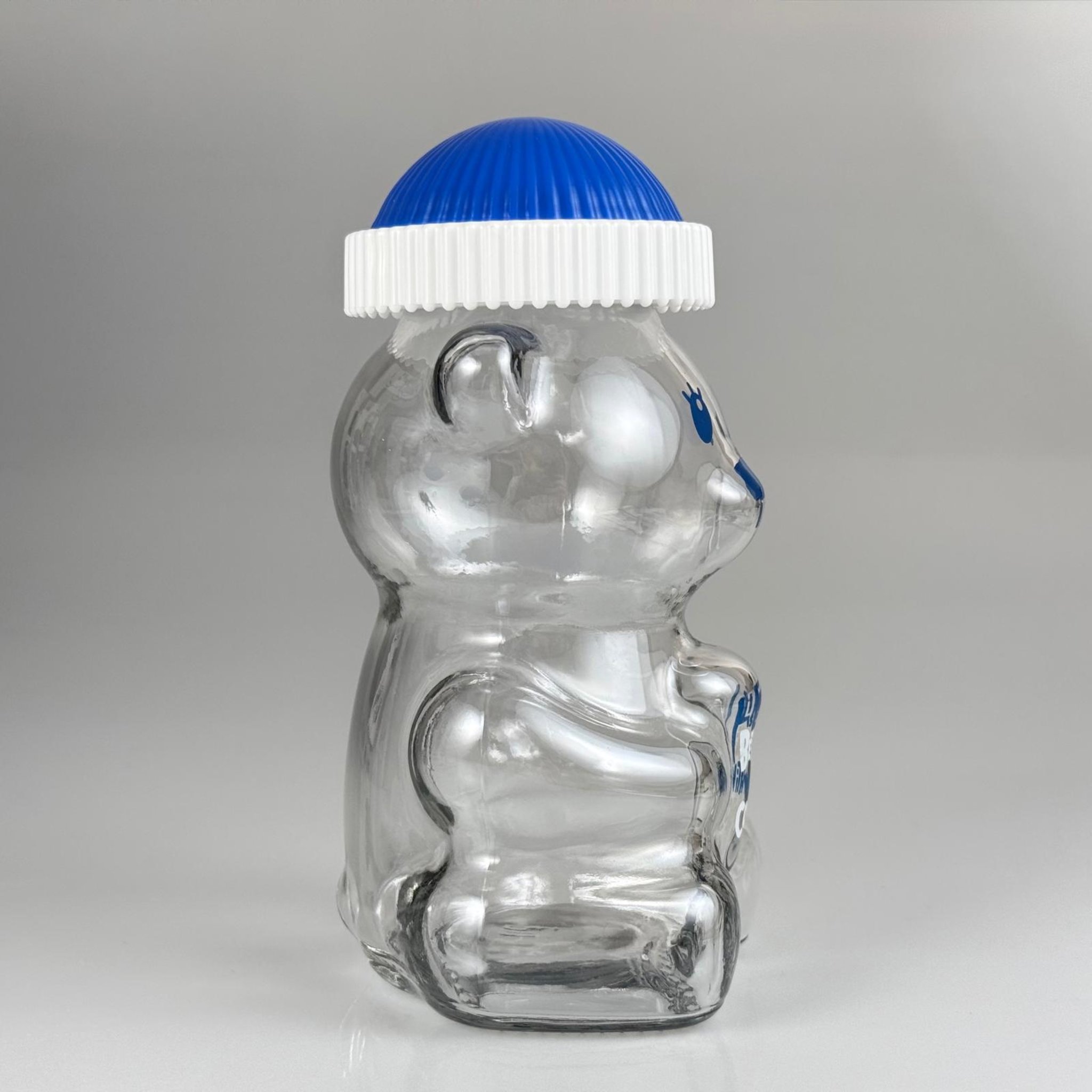 500 CC PİPETLİ CAM AYICIK BARDAK - MAVİ KAPAKLI + FIRÇALI PASLANMAZ ÇELİK GÜMÜŞ PİPETLİ TAKIM - 500 ML AYICIK FİGÜRLÜ PİPETLİ CAM SU , SOĞUK KAHVE ,  MEYVE SUYU ,  MEŞRUBAT BARDAĞI VB - HEDİYELİK BARDAK