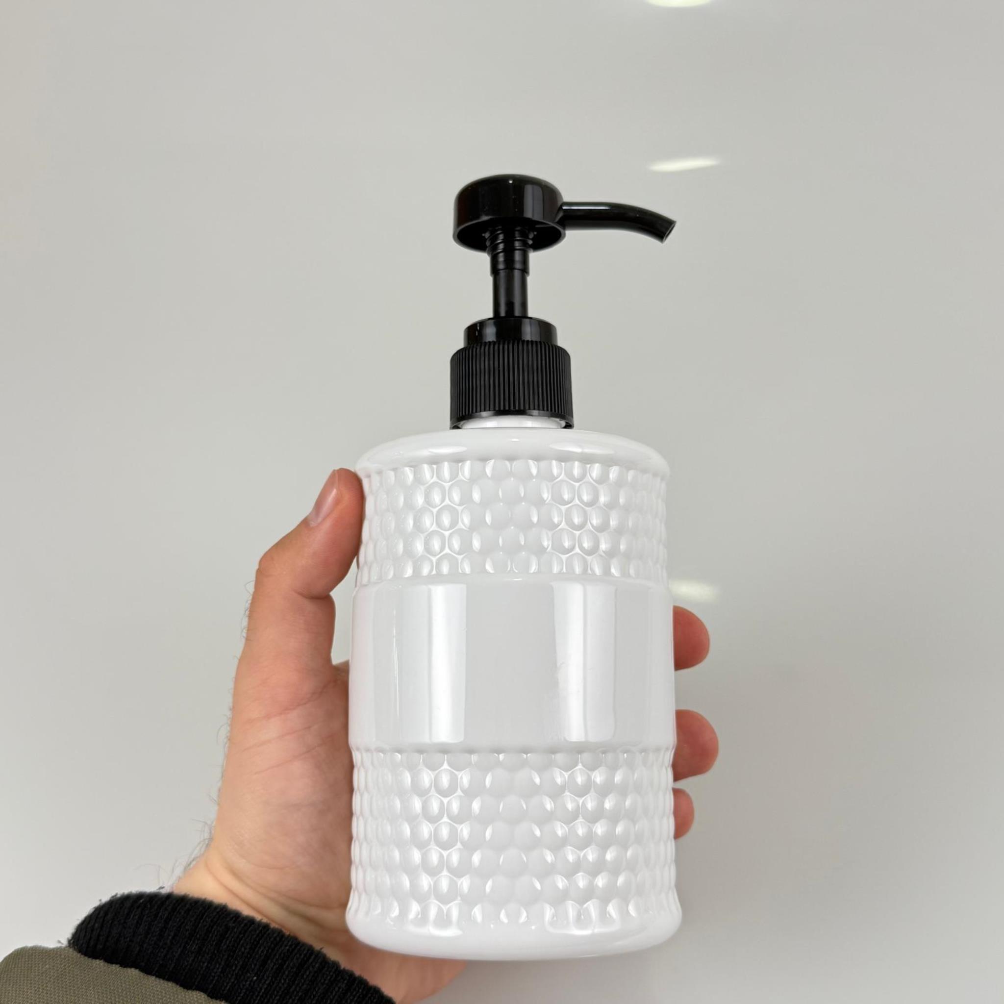 500 CC PET BEYAZ DESENLİ MODEL ŞİŞE - SİYAH DOZAJ POMPALI (HER BASMADA 4 CC SIVI ATAR) - 0,5 LT POMPALI ŞİŞE - ŞURUP, ŞAMPUAN, KREM GİBİ YOĞUN KIVAMLI SIVILARDA KULLANILIR