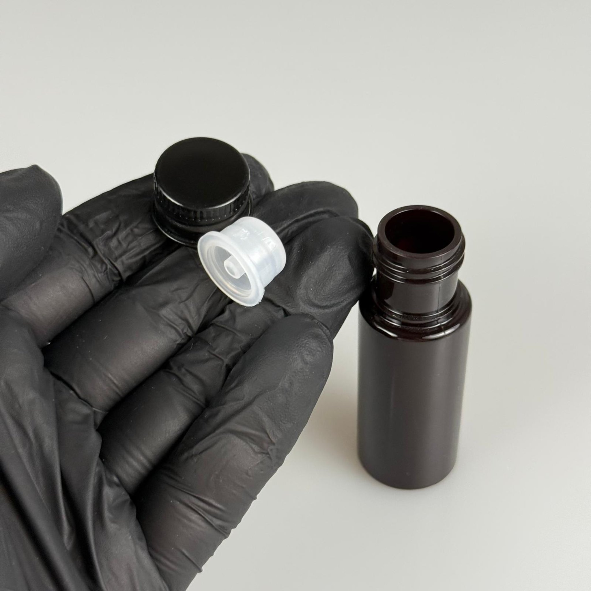 15 CC AMBER SİLİNDİR PET ŞİŞE + KÖPÜK CONTALI SİYAH ALÜMİNYUM METAL KAPAKLI + DAMLALIKLI KOLONYA TIPALI TAKIML - 15 ML KAHVERENGİ PET ŞİŞE