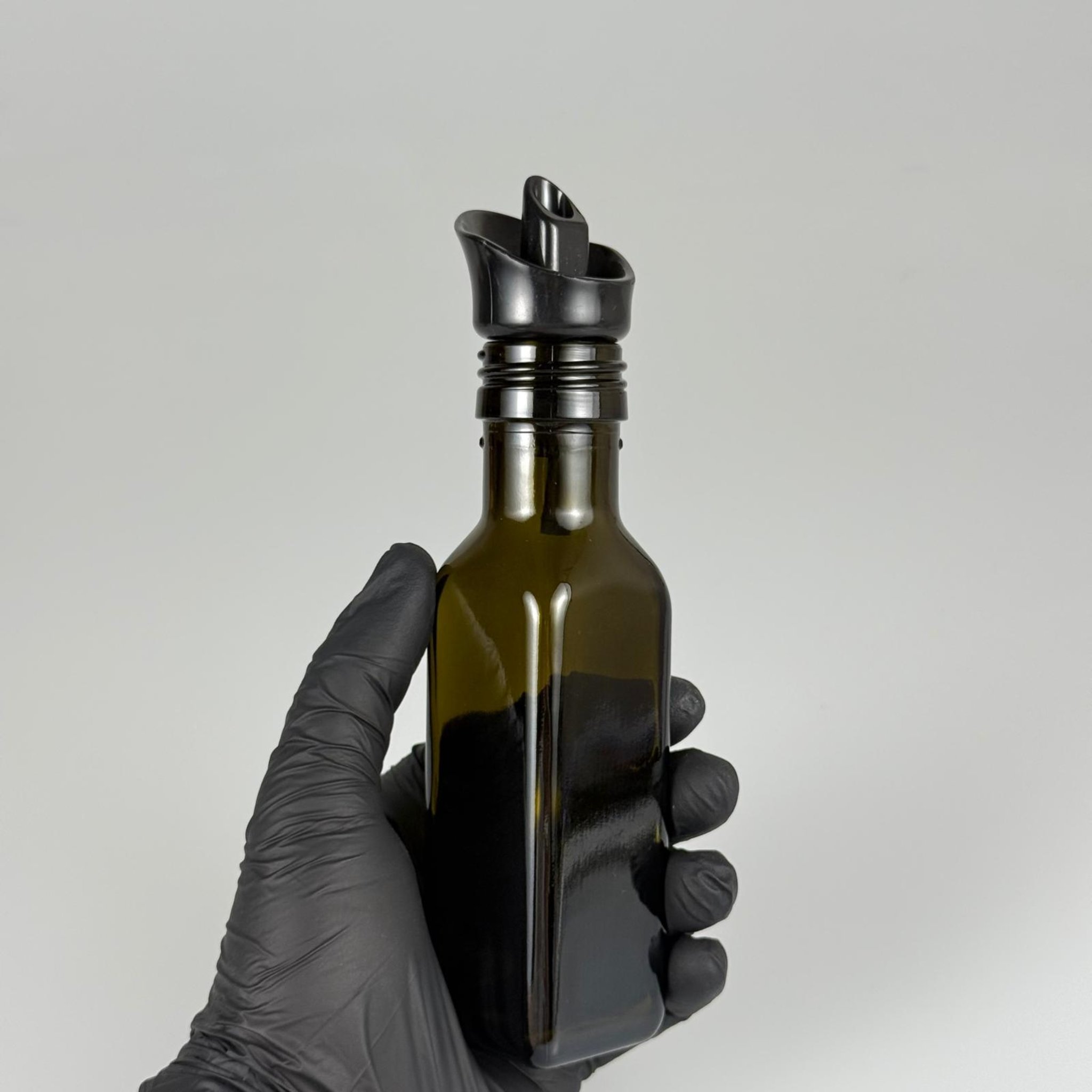 100 CC MARASKA CAM ŞİŞE KOYU YEŞİL (31 MM AĞIZ) - AKITICI SİYAH YAĞDANLIK TIPALI - 100 ML KÖŞELİ KARE MARASCA YAĞ VE SOS ŞİŞELERİ