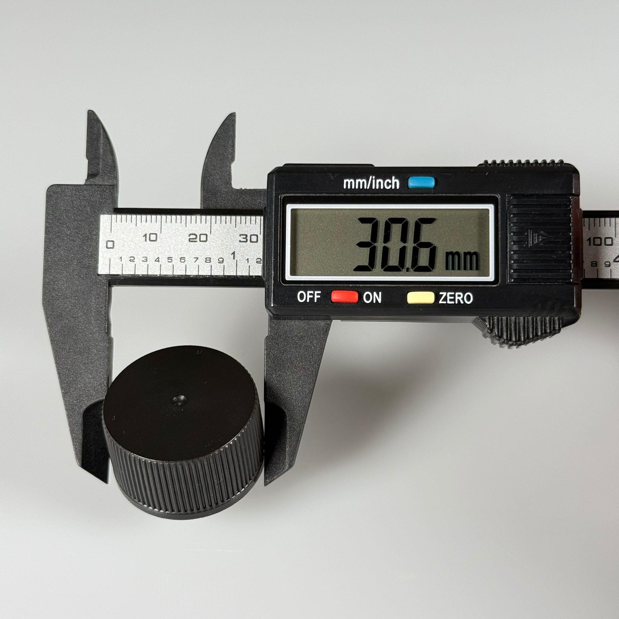 28 MM VİDALI SİYAH KAPAK - 28 MM PLASTİK KAPAK SİYAH - KÖPÜK CONTALI (HEM 28 AĞIZ CAM ŞİŞELERE HEM DE 28 AĞIZ PLASTİK ŞİŞELERE TAM UYAR)