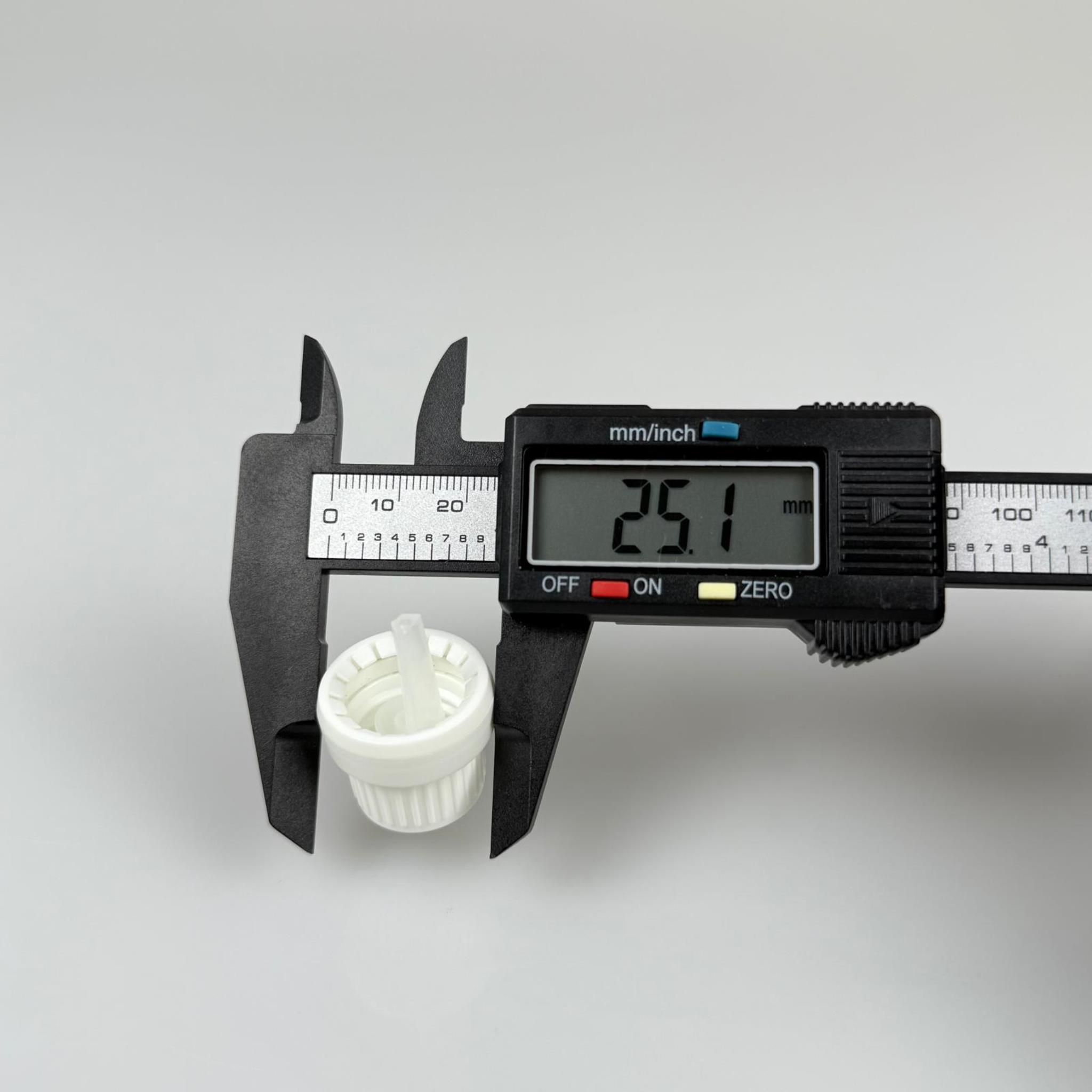 18 MM İÇTEN DAMLALIKLI KİLİTLİ KAPAK BEYAZ