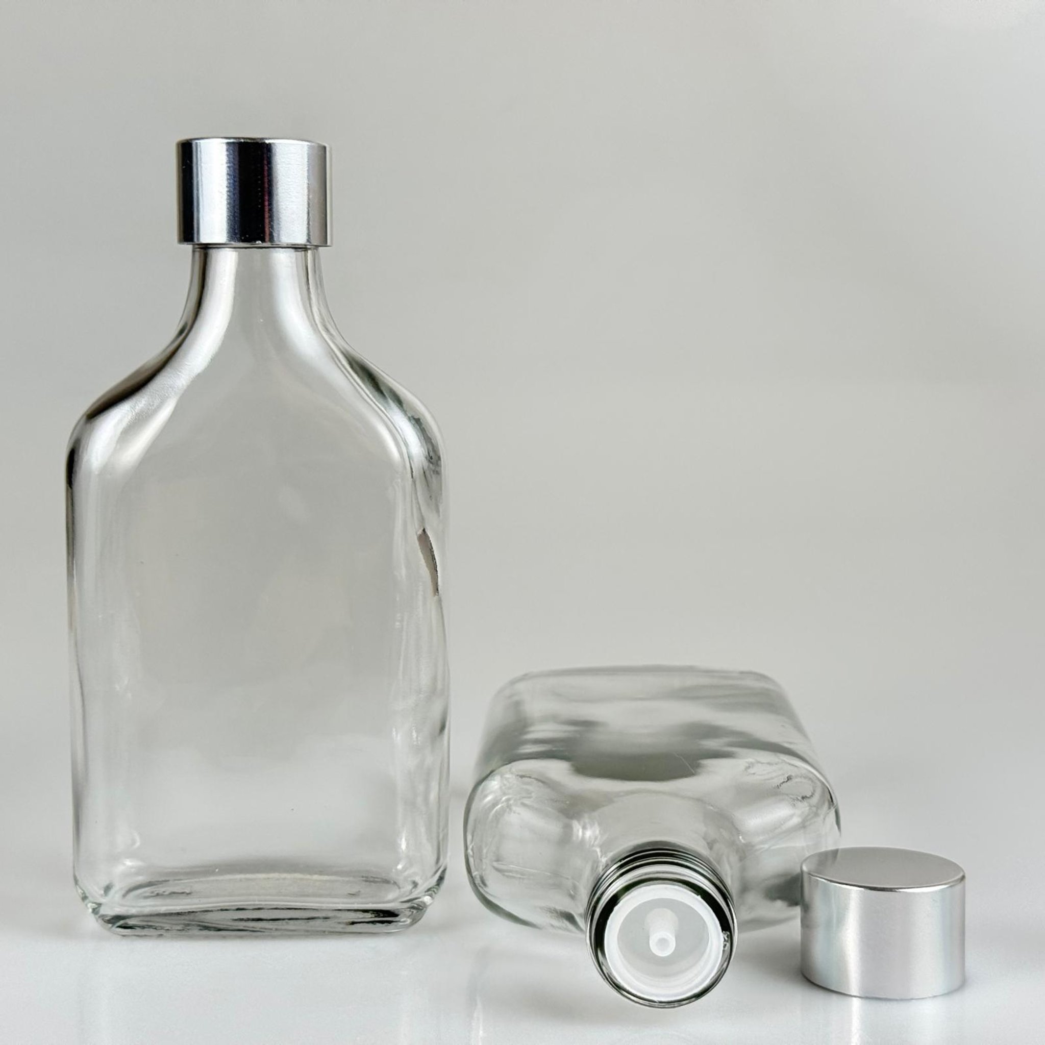 200 CC YASSI CAM ŞİŞE -  ALÜMİNYUM KAPLAMALI GÜMÜŞ KAPAKLI + DAMLALIKLI KOLONYA TIPALI TAKIM - 200 ML CAM ŞİŞE