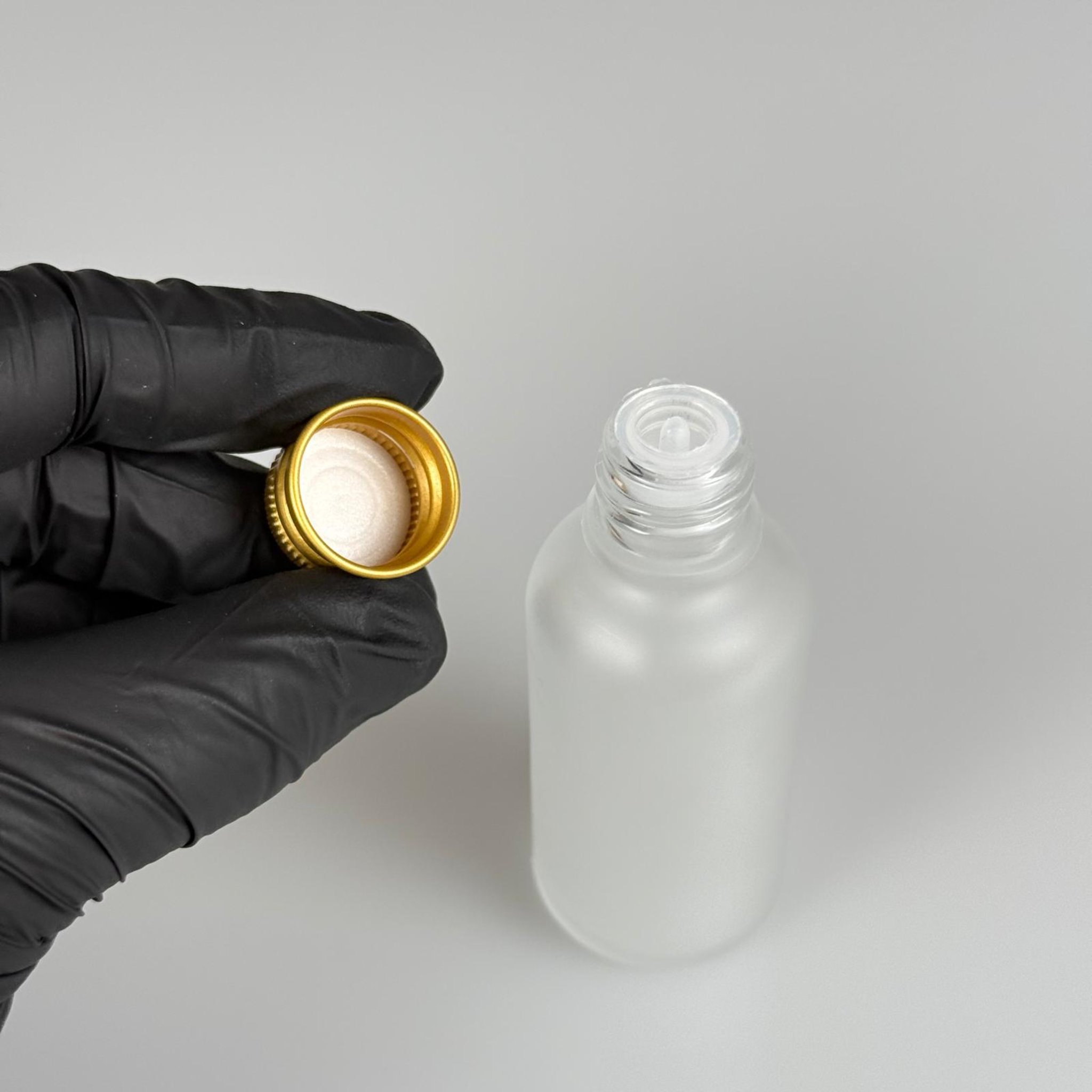 30 CC BUZLU CAM ŞİŞE + KÖPÜK CONTALI GOLD ALÜMİNYUM METAL KAPAKLI + DAMLALIKLI KOLONYA TIPALI TAKIM - 30 ML BUZLU CAM ŞİŞE