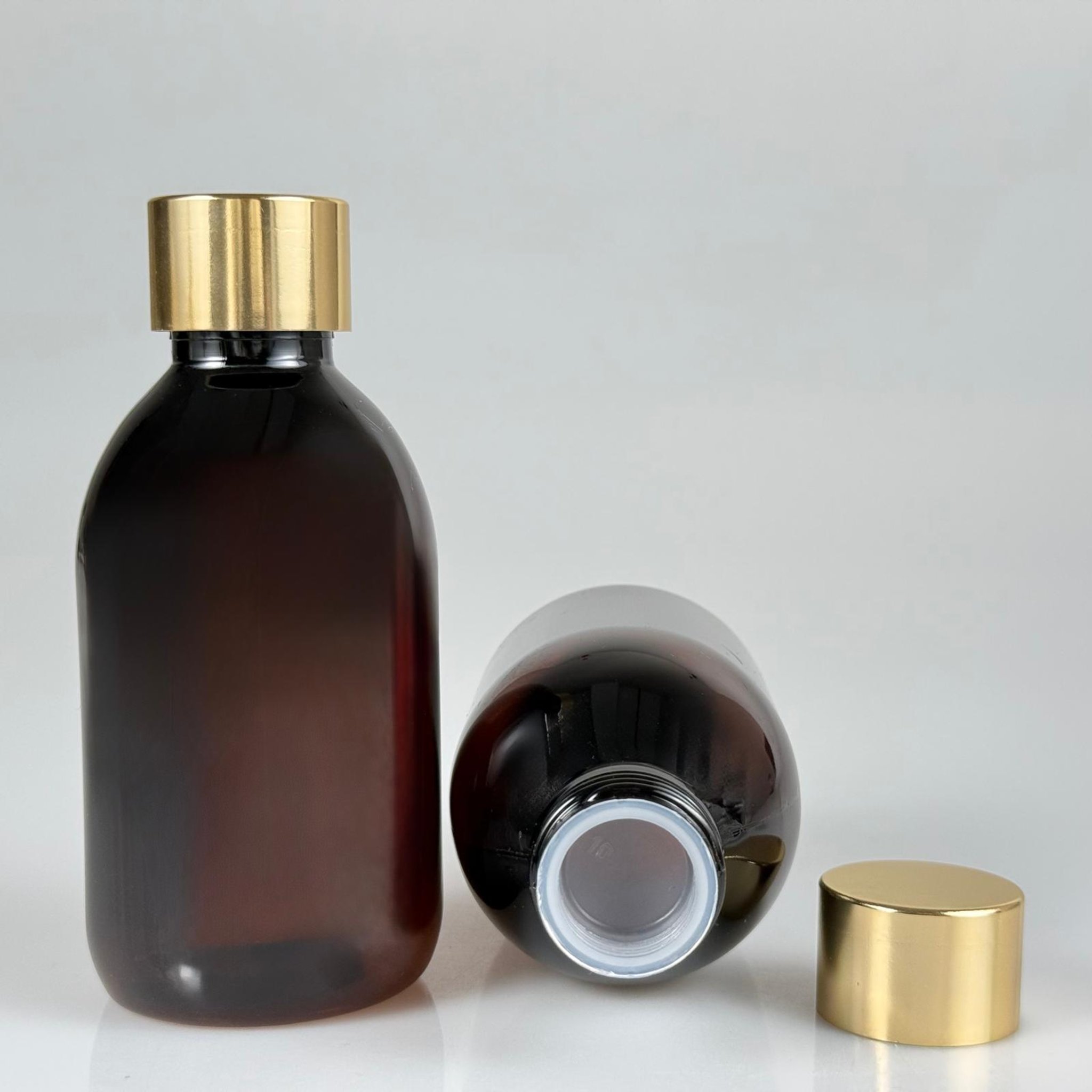 200 CC AMBER PET ECZA ŞİŞESİ + ALÜMİNYUM KAPLAMALI GOLD KAPAKLI + KÖR TIPALI TAKIM  - 200 ML KAHVERENGİ PLASTİK ŞURUP ŞİŞESİ (21 GR)