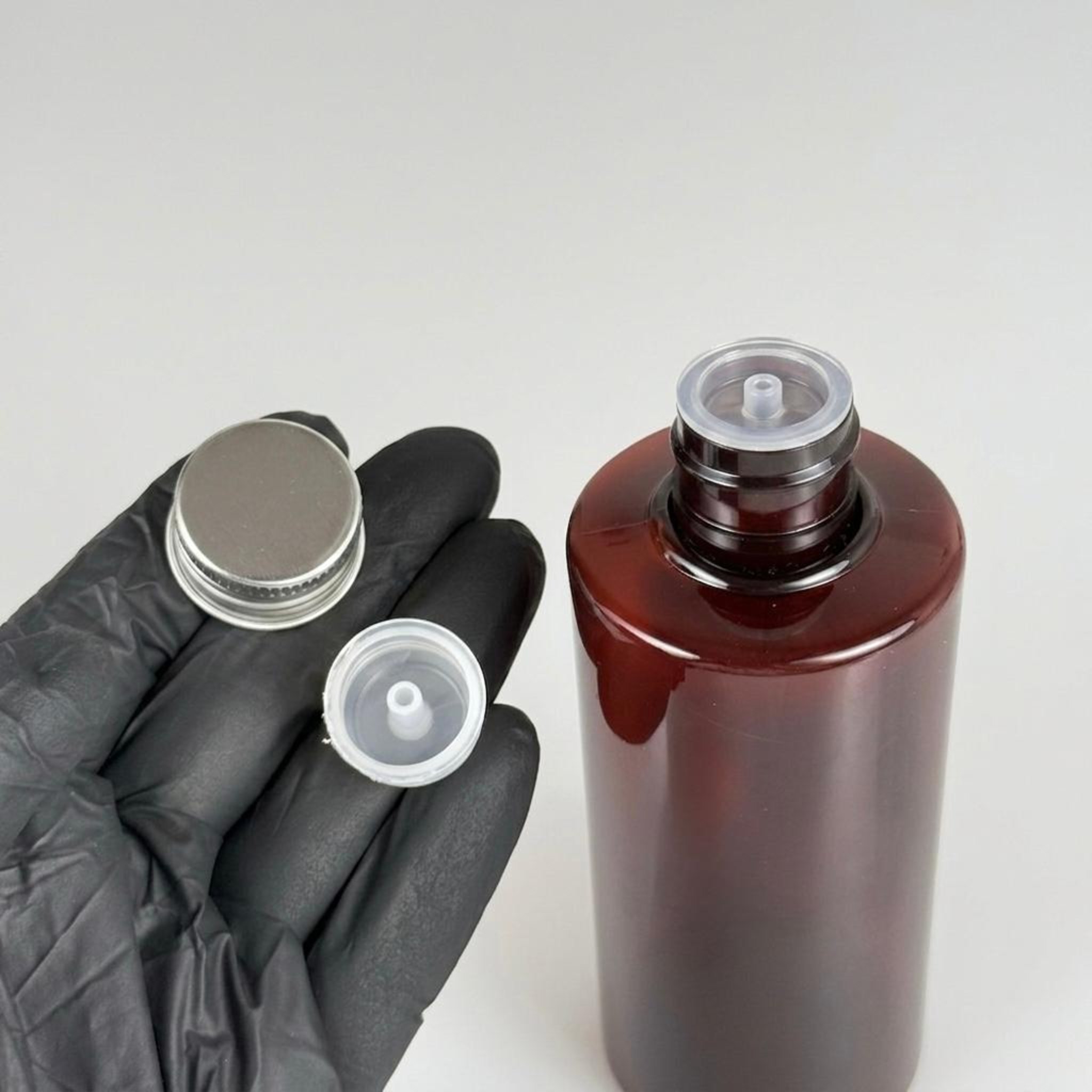 200 CC AMBER SİLİNDİR KESKİN KÜT MODEL SERT PET ŞİŞE (25 GR - 24 AĞIZ ) + KÖPÜK CONTALI GÜMÜŞ METAL ALÜMİNYUM KAPAKLI + KOLONYA TIPALI TAKIM - 200 ML KAPAKLI KAHVERENGİ PET ŞİŞELER