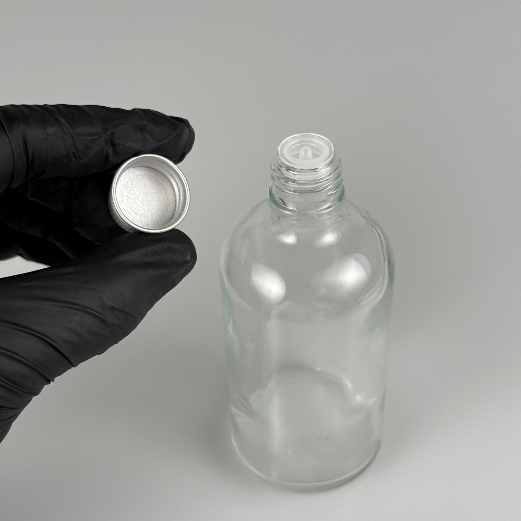 100 CC ŞEFFAF CAM ŞİŞE + KÖPÜK CONTALI GÜMÜŞ ALÜMİNYUM METAL KAPAKLI + DAMLALIKLI KOLONYA TIPALI TAKIM - 100 ML ŞEFFAF CAM ŞİŞE