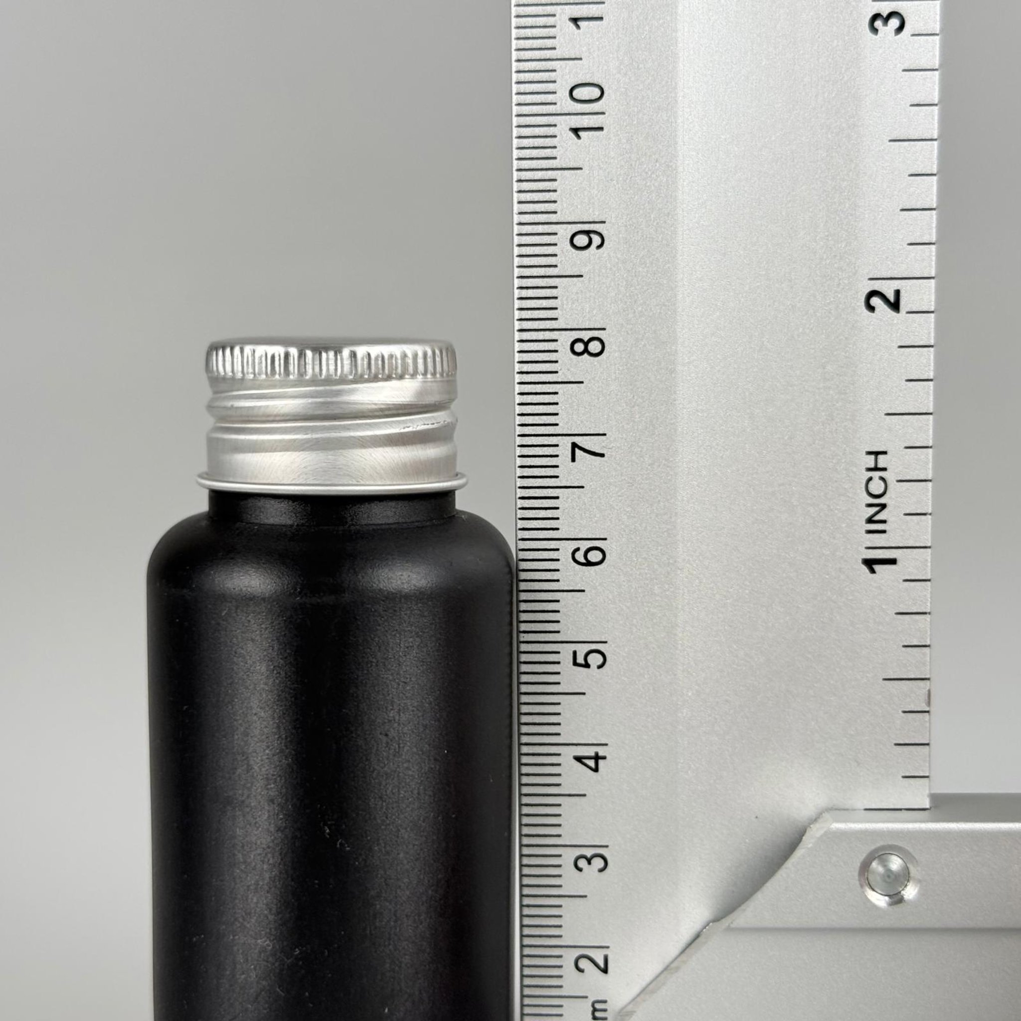50 CC SİYAH POLİETİLEN PLASTİK ASETON ŞİŞESİ ( 24 AĞIZ ) + KÖPÜK CONTALI GÜMÜŞ METAL ALÜMİNYUM KAPAK TAKIM - 50 ML KAPAKLI SİYAH PLASTİK ŞİŞELER