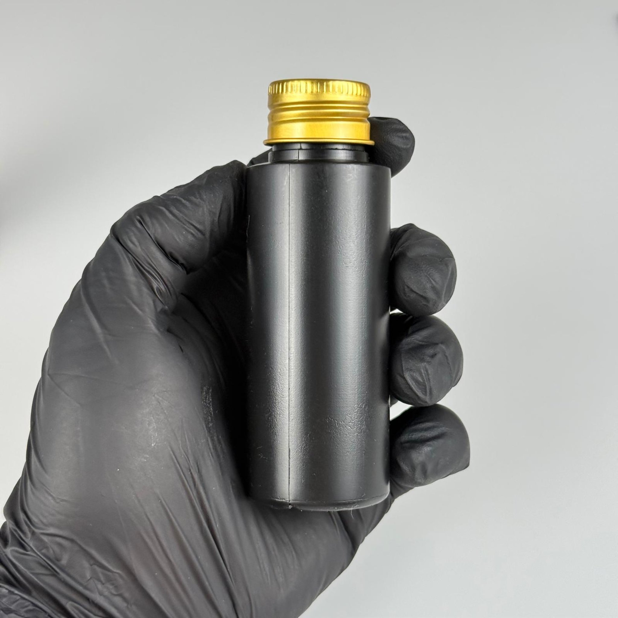 50 CC SİYAH POLİETİLEN PLASTİK ASETON ŞİŞESİ ( 24 AĞIZ ) + KÖPÜK CONTALI GOLD METAL ALÜMİNYUM KAPAK + KOLONYA TIPALI TAKIM - 50 ML KAPAKLI SİYAH PLASTİK ŞİŞELER