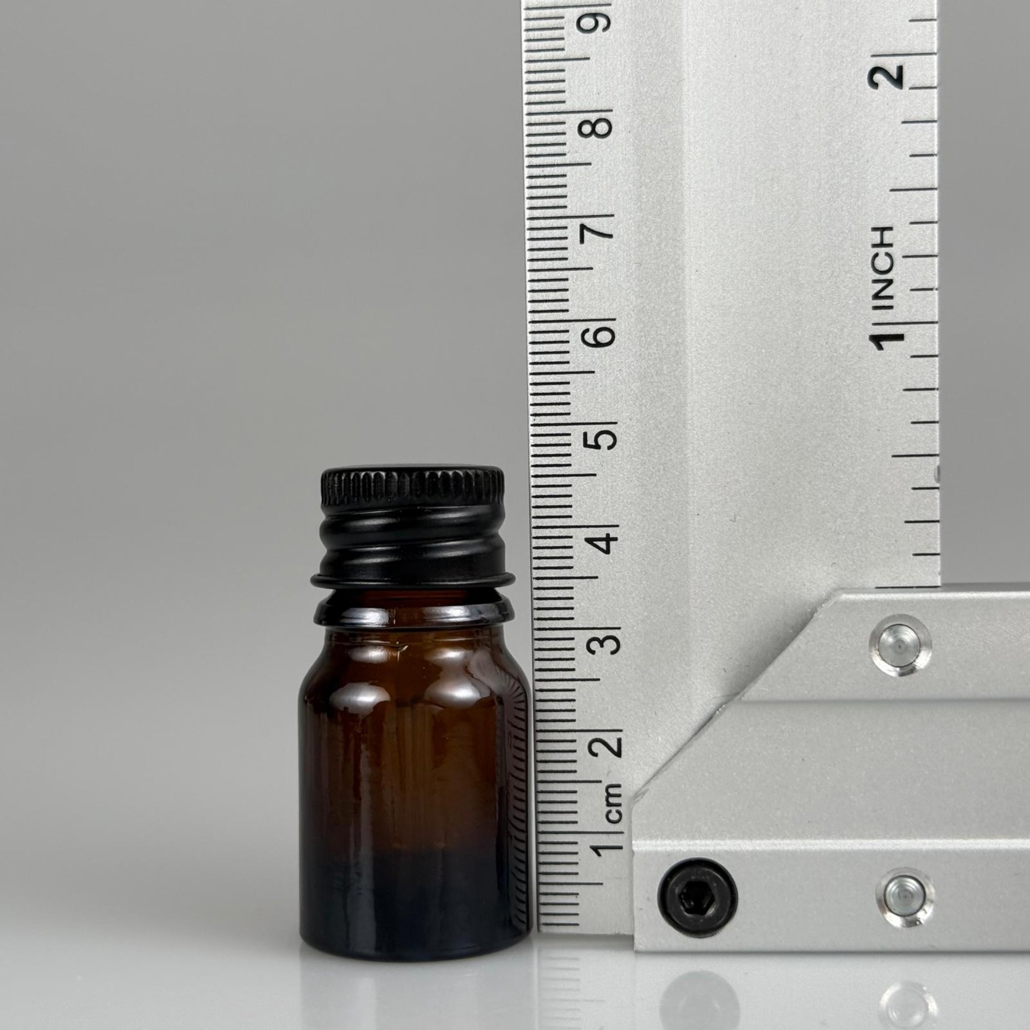 3 CC AMBER CAM ŞİŞE + KÖPÜK CONTALI SİYAH ALÜMİNYUM METAL KAPAKLI + DAMLALIKLI KOLONYA TIPALI TAKIM - 3 ML KAHVERENGİ CAM ŞİŞE