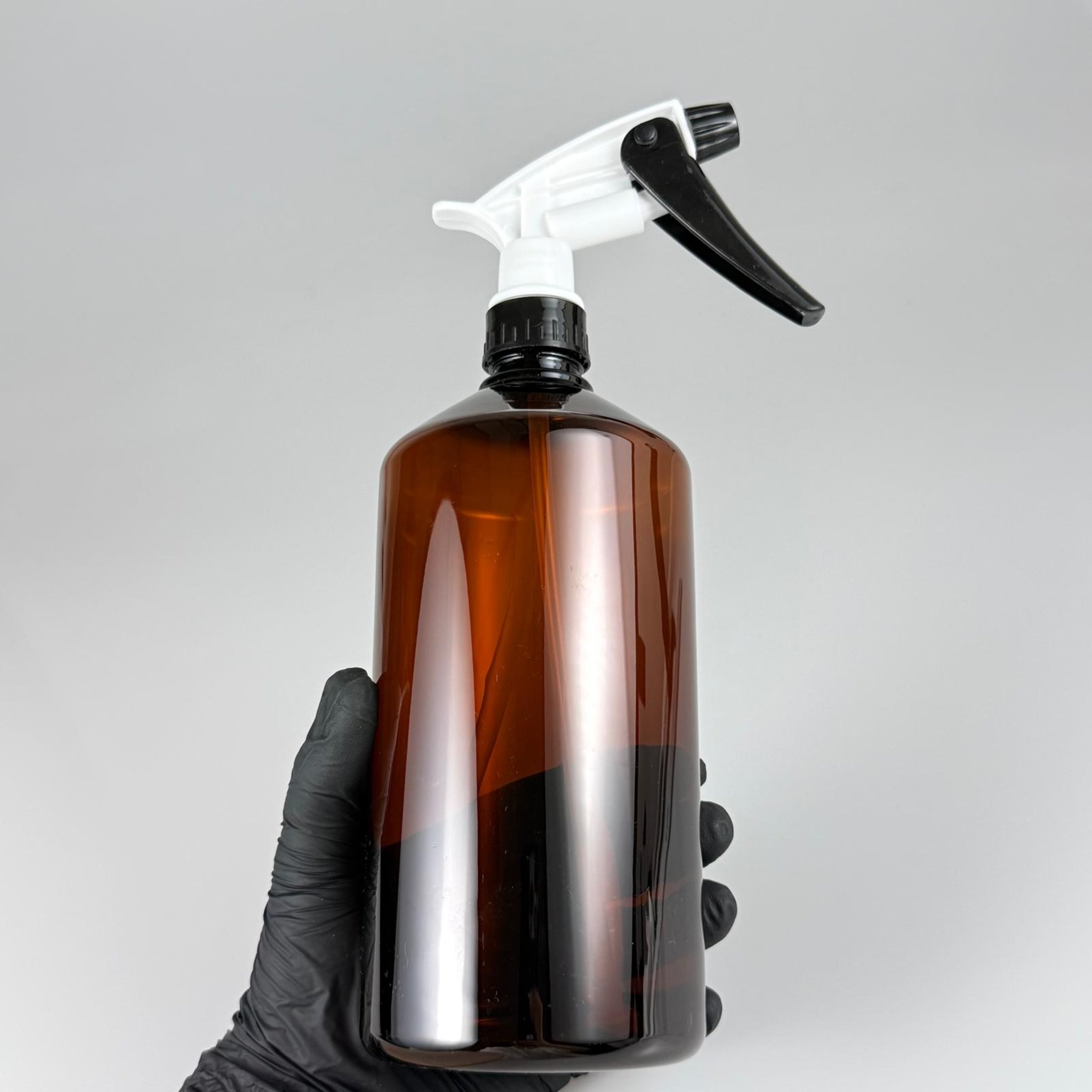 1000 CC AMBER KAHVERENGİ SPREYLİ İLAÇ ŞİŞESİ - BÜYÜK SİYAH BEYAZ DOZAJLI KİMYASALA DAYANIKLI TRİGER TETİK SPREYLİ - 1000 ML KİMYASALA DAYANIKLI PLASTİK ŞİŞE - 1 LT PET ŞİŞE - OTO TEMİZLİK ŞİŞESİ