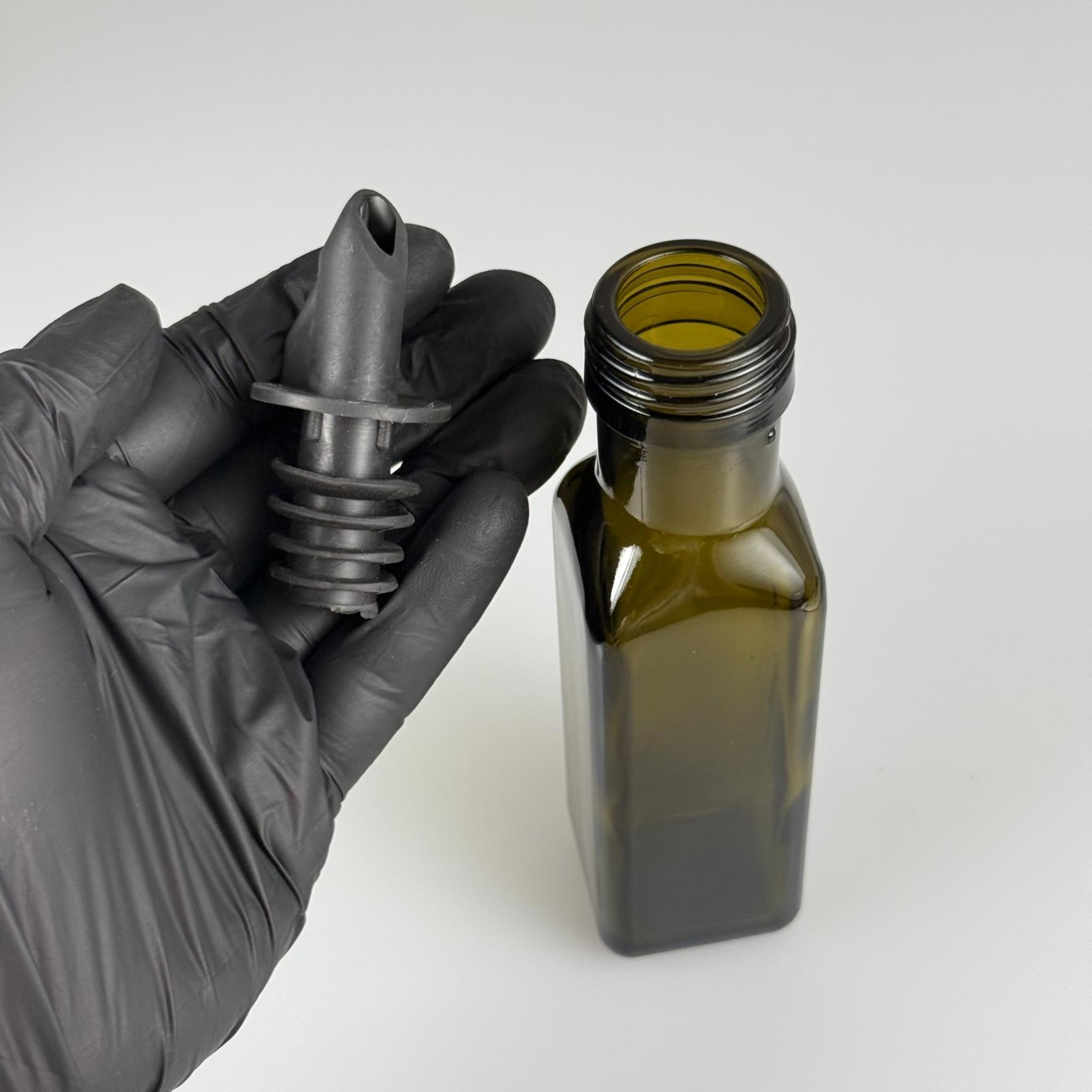 100 CC MARASKA CAM ŞİŞE KOYU YEŞİL (31 MM AĞIZ) - AKITICI SİYAH KAUÇUK YAĞDANLIK TIPALI - 100 ML KÖŞELİ KARE MARASCA YAĞ VE SOS ŞİŞELERİ