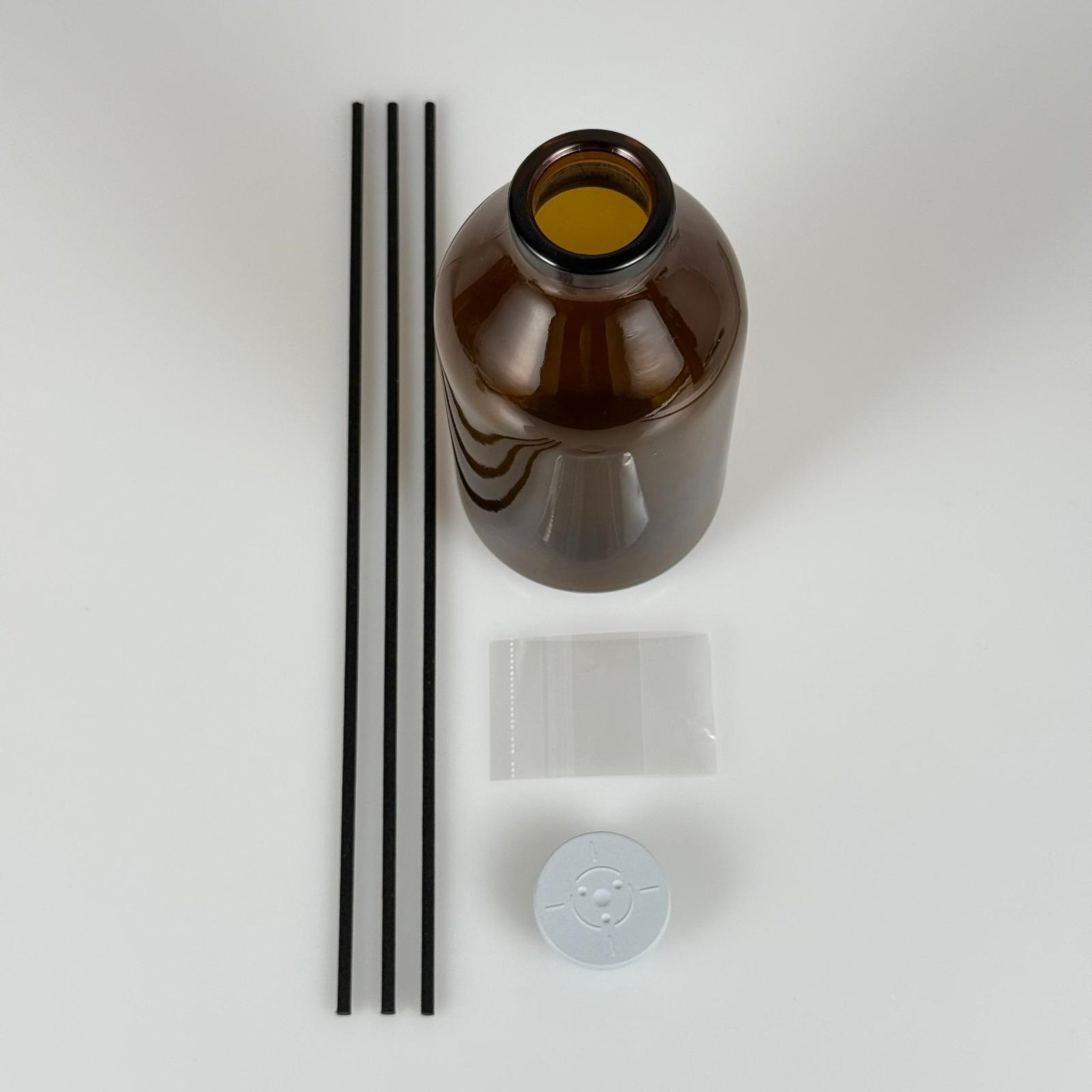 DİFFUSER BAMBU ODA KOKUSU ŞEŞELERİ - 250 CC AMBER KAHVERENGİ SERUM ŞİŞE + KAUÇUK BUTİL TAPA (32 AĞIZ) + EMNİYET BANDI (ISI TABANCASI İLE UYGULANIR) + 3 ADET SİYAH (24 CM) FİBER BAMBU ÇUBUK