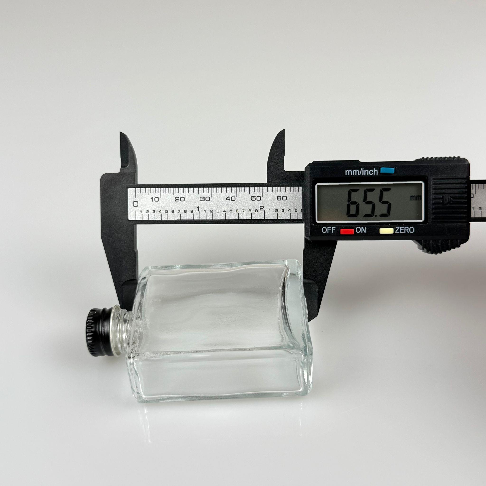 40 CC YASSI DİKDÖRTGEN KÖŞELİ KISA CAM ŞİŞE - SİYAH METAL KAPAKLI - 40 ML PRESTİJLİ ŞİŞE