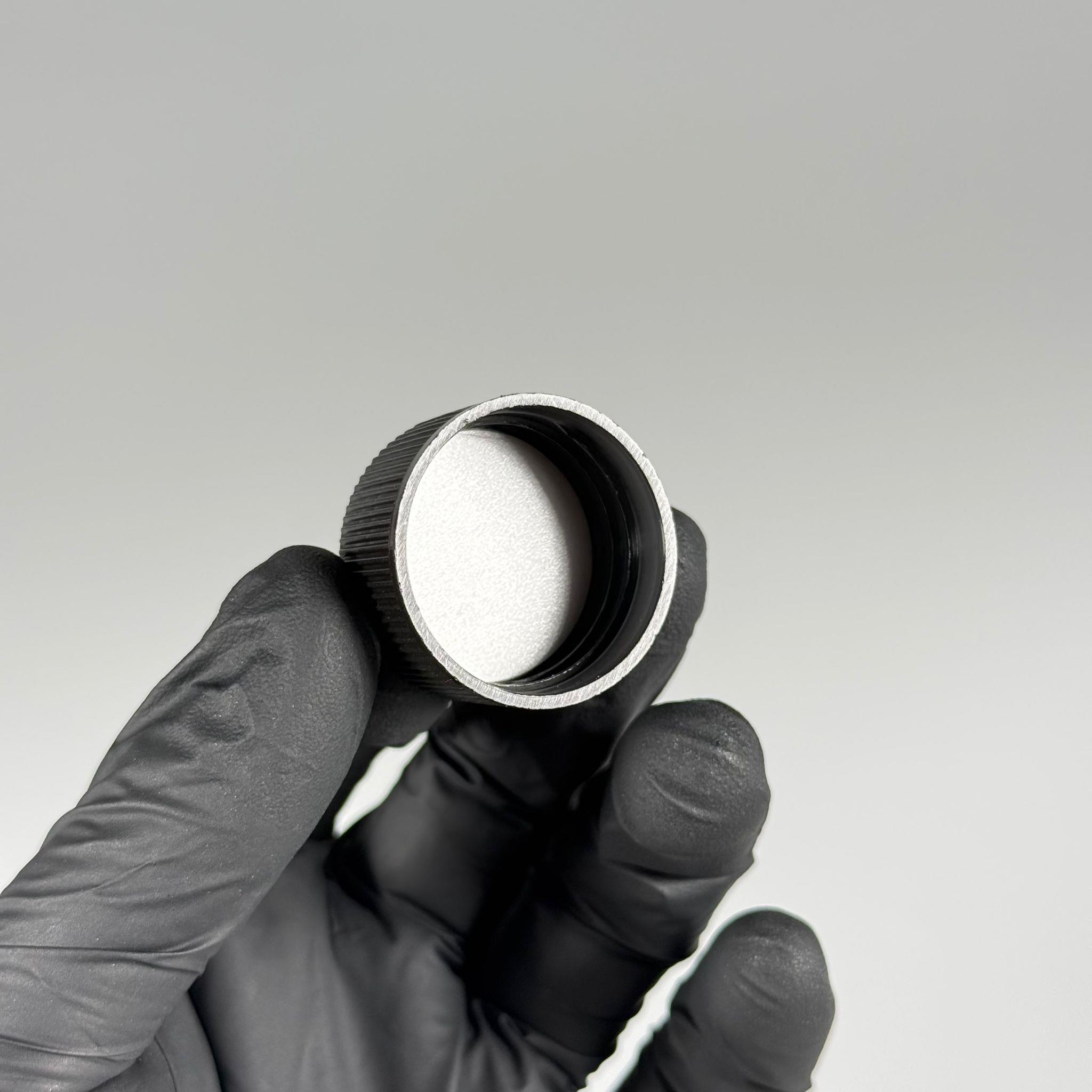 28 MM VİDALI SİYAH KAPAK - 28 MM PLASTİK KAPAK SİYAH - KÖPÜK CONTALI (HEM 28 AĞIZ CAM ŞİŞELERE HEM DE 28 AĞIZ PLASTİK ŞİŞELERE TAM UYAR)