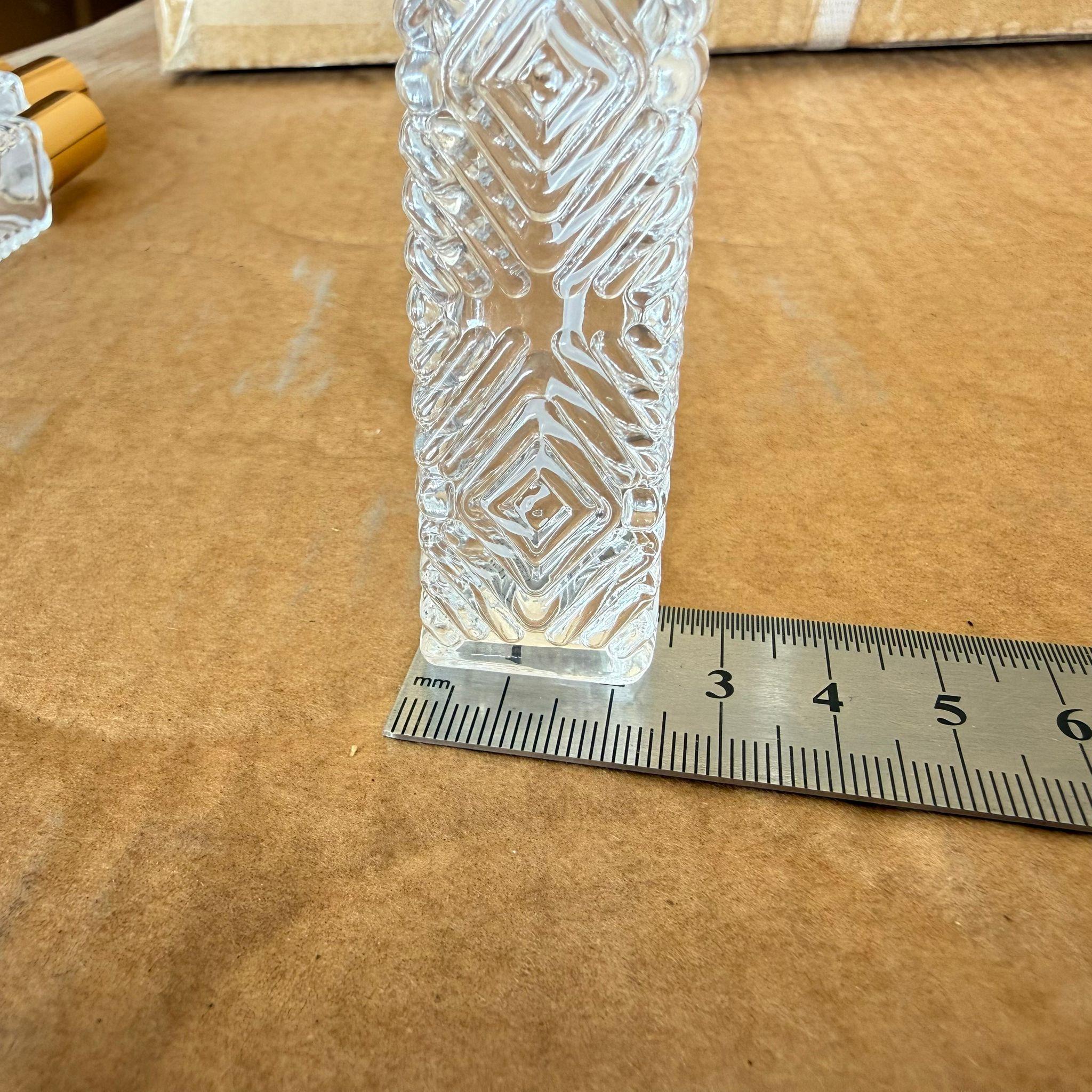 10 CC KARE KÖŞELİ DESENLİ TESTER PARFÜM ŞİŞESİ - CAM KALEM PARFÜM ŞİŞESİ GÜMÜŞ METAL SPREYLİ KAPAKLI TAKIM - 10 ML CAM TÜP PARFÜM ŞİŞESİ - VİDALI SPREY VALF TEKRAR DOLDURULABİLİR - HEDİYELİK CAM KOLONYA ŞİŞESİ - DÜĞÜN, NİŞAN, SÖZ, KINA, CENAZE, PROMOSYON İÇİN HEDİYELİK KOLONYA ŞİŞELERİ