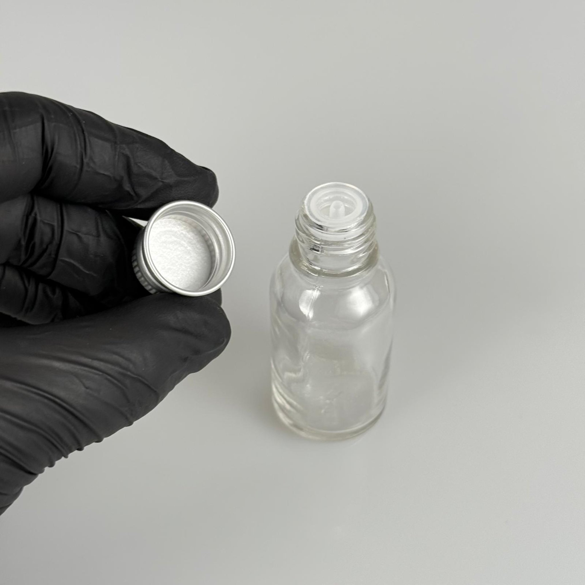 15 CC ŞEFFAF CAM ŞİŞE + KÖPÜK CONTALI GÜMÜŞ ALÜMİNYUM METAL KAPAKLI + DAMLALIKLI KOLONYA TIPALI TAKIM - 15 ML ŞEFFAF CAM ŞİŞE