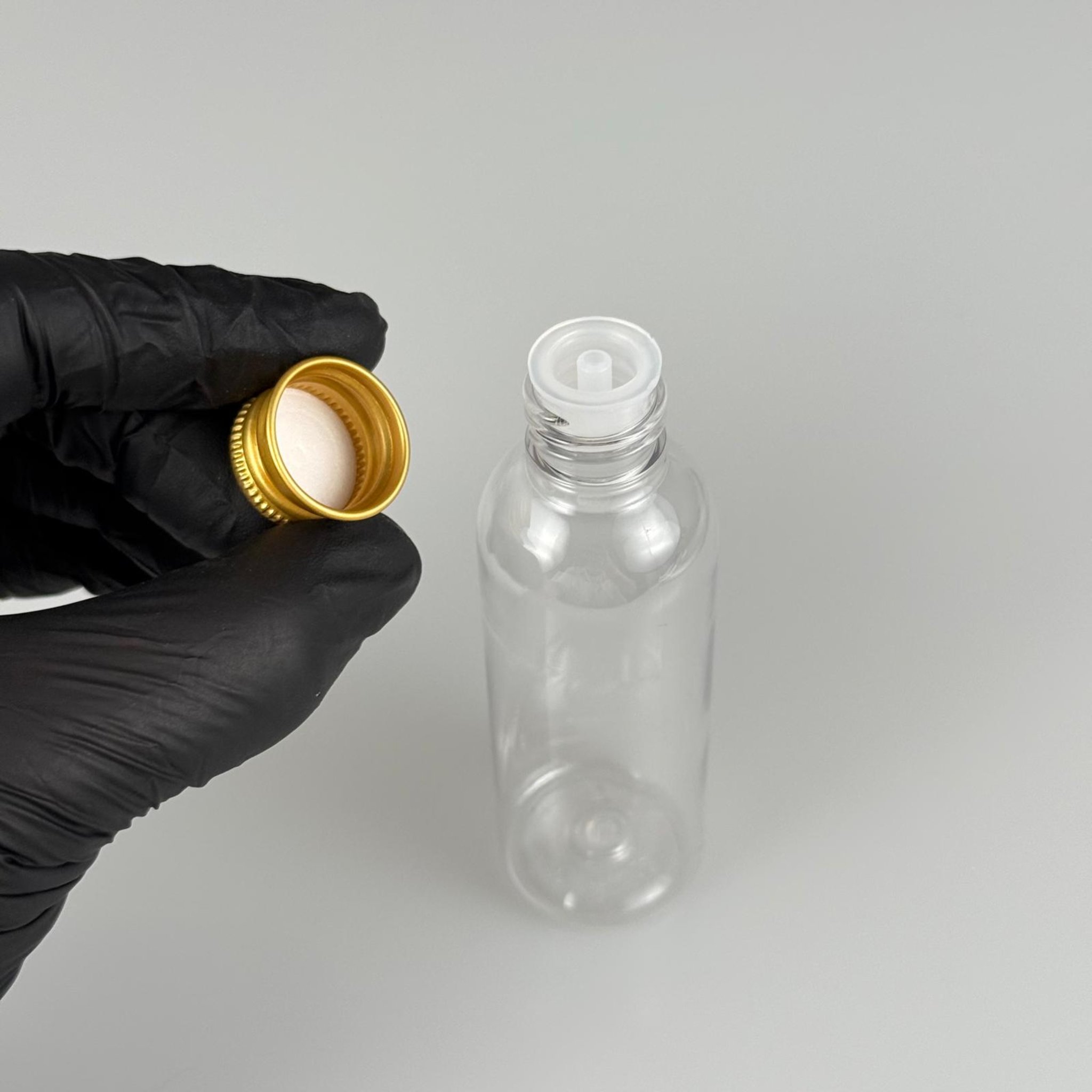 50 CC ŞEFFAF SİLİNDİR UZUN MODEL PET ŞİŞE + KÖPÜK CONTALI GOLD ALÜMİNYUM METAL KAPAKLI + DAMLALIKLI KOLONYA TIPALI TAKIM - 50 ML PLASTİK ŞİŞE