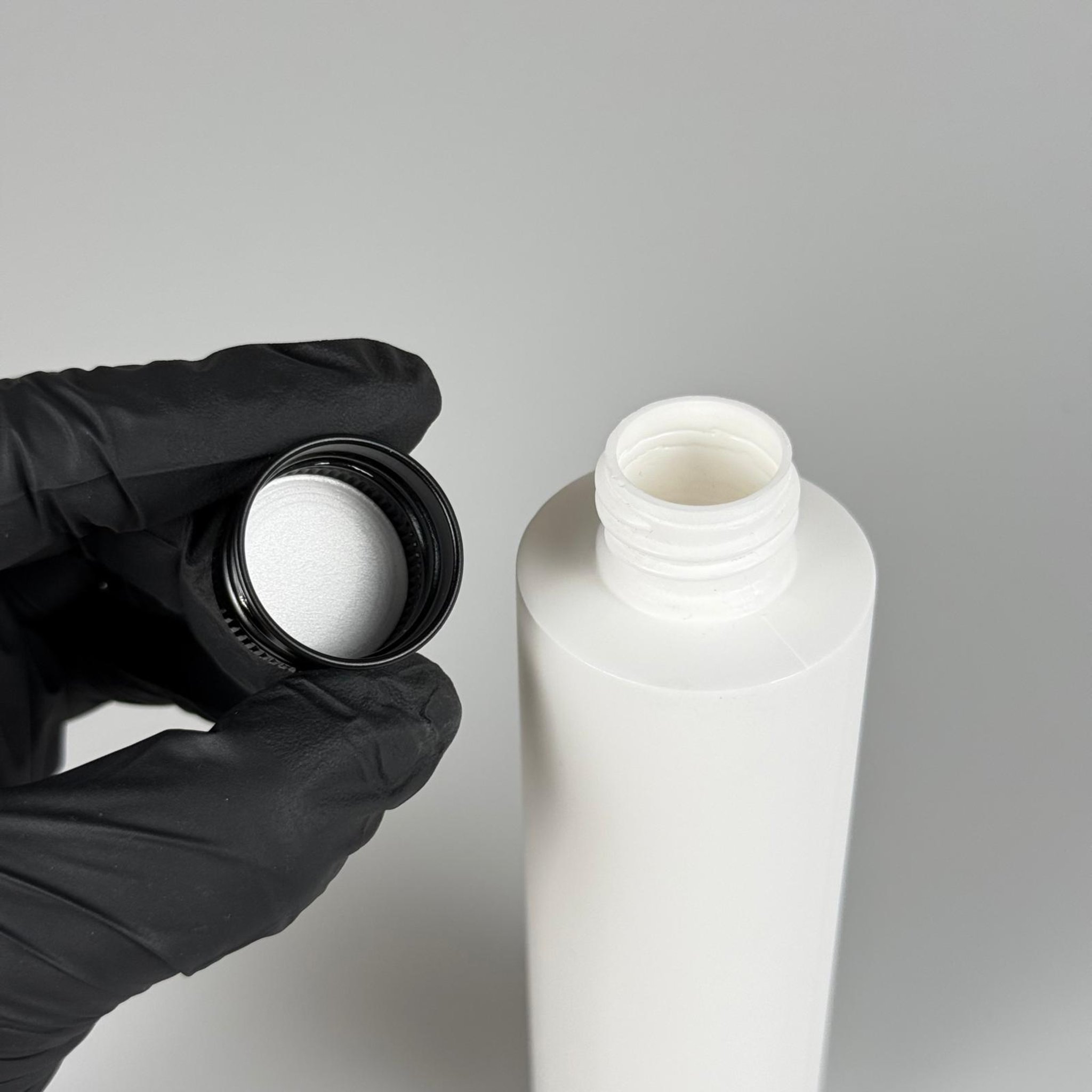 150 CC MAT BEYAZ SERT POLİETİLEN ASETON ŞİŞESİ (24 AĞIZ) + KÖPÜK CONTALI SİYAH METAL ALÜMİNYUM KAPAK TAKIM - 150 ML KAPAKLI BEYAZ PLASTİK ŞİŞELER