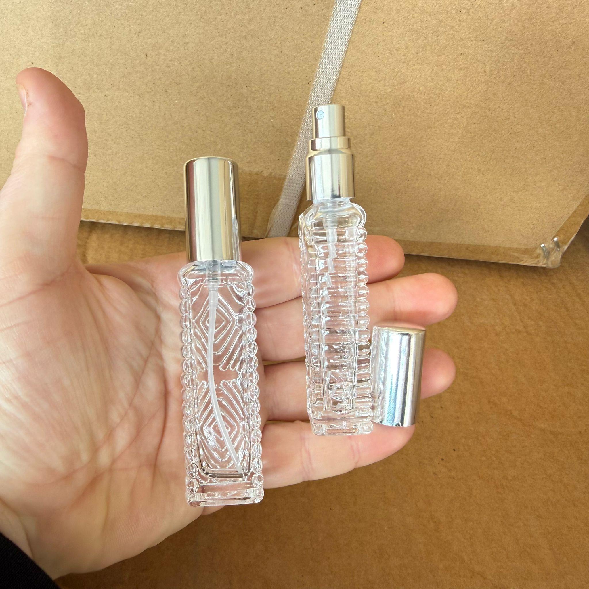 10 CC KARE KÖŞELİ DESENLİ TESTER PARFÜM ŞİŞESİ - CAM KALEM PARFÜM ŞİŞESİ GÜMÜŞ METAL SPREYLİ KAPAKLI TAKIM - 10 ML CAM TÜP PARFÜM ŞİŞESİ - VİDALI SPREY VALF TEKRAR DOLDURULABİLİR - HEDİYELİK CAM KOLONYA ŞİŞESİ - DÜĞÜN, NİŞAN, SÖZ, KINA, CENAZE, PROMOSYON İÇİN HEDİYELİK KOLONYA ŞİŞELERİ