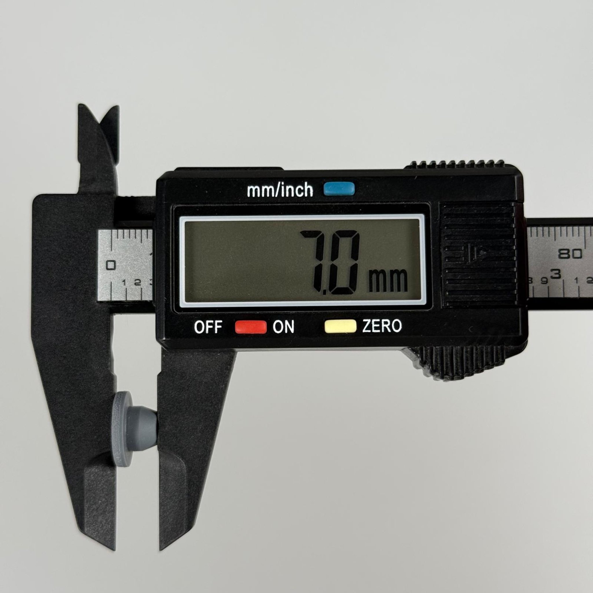 7,5 MM KAUÇUK TIPA - kaydırmaz şok dolap kapağı kapı vb için darbe emici ayak, titreşim takozu, lastik conta, kör tıpa, kablo geçiş contası, mobilya ayağı için ses kesici, sızdırmazlık butonu vb. alanlarda kullanılabilir.