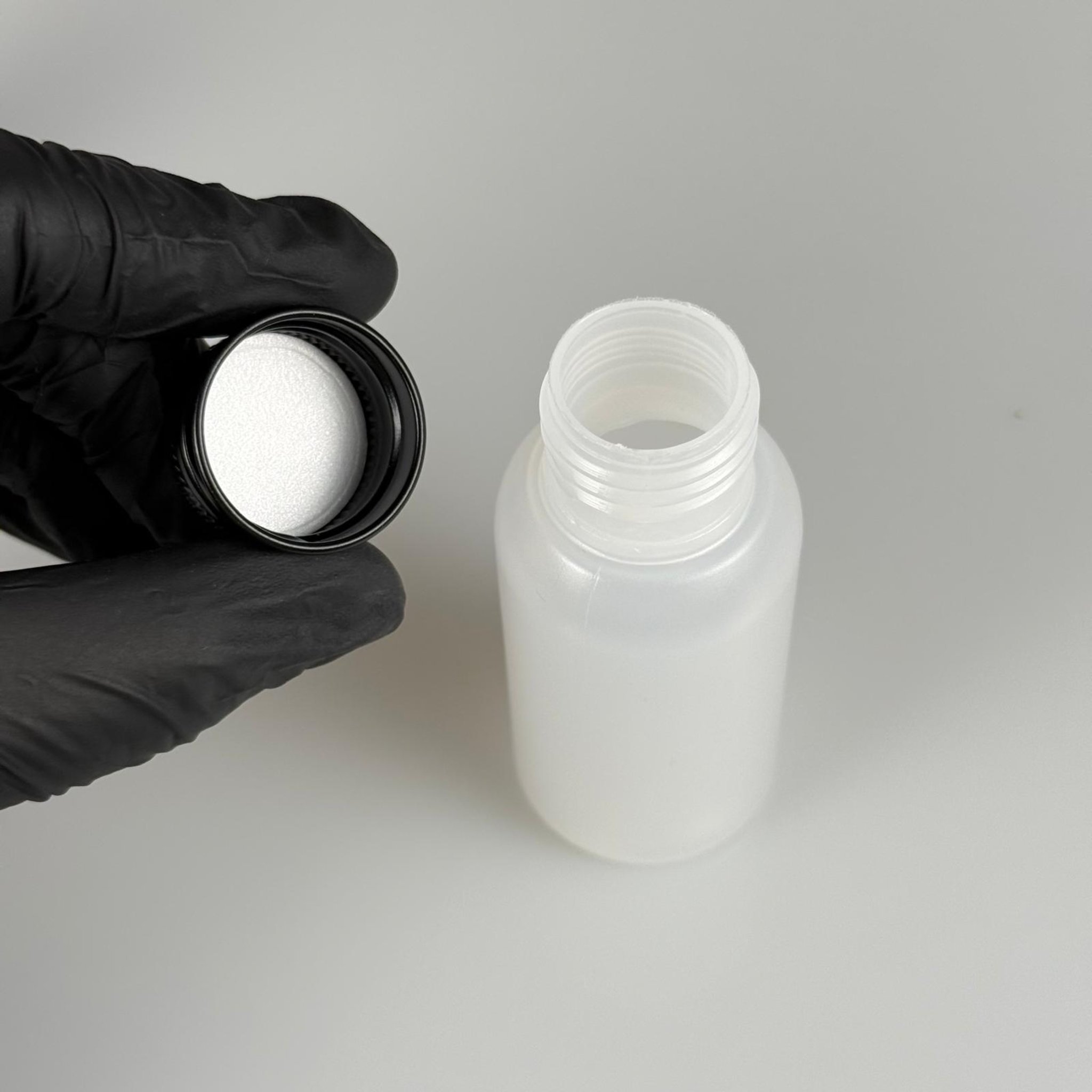 50 ML SIKILABİLİR YUMUŞAK POLİETİLEN PE PLASTİK ASETON ŞİŞESİ ( 24 AĞIZ ) + KÖPÜK CONTALI SİYAH METAL ALÜMİNYUM KAPAK TAKIM - 50 cc sos, yağ, kartuş, mürekkep vb için boş şişeler