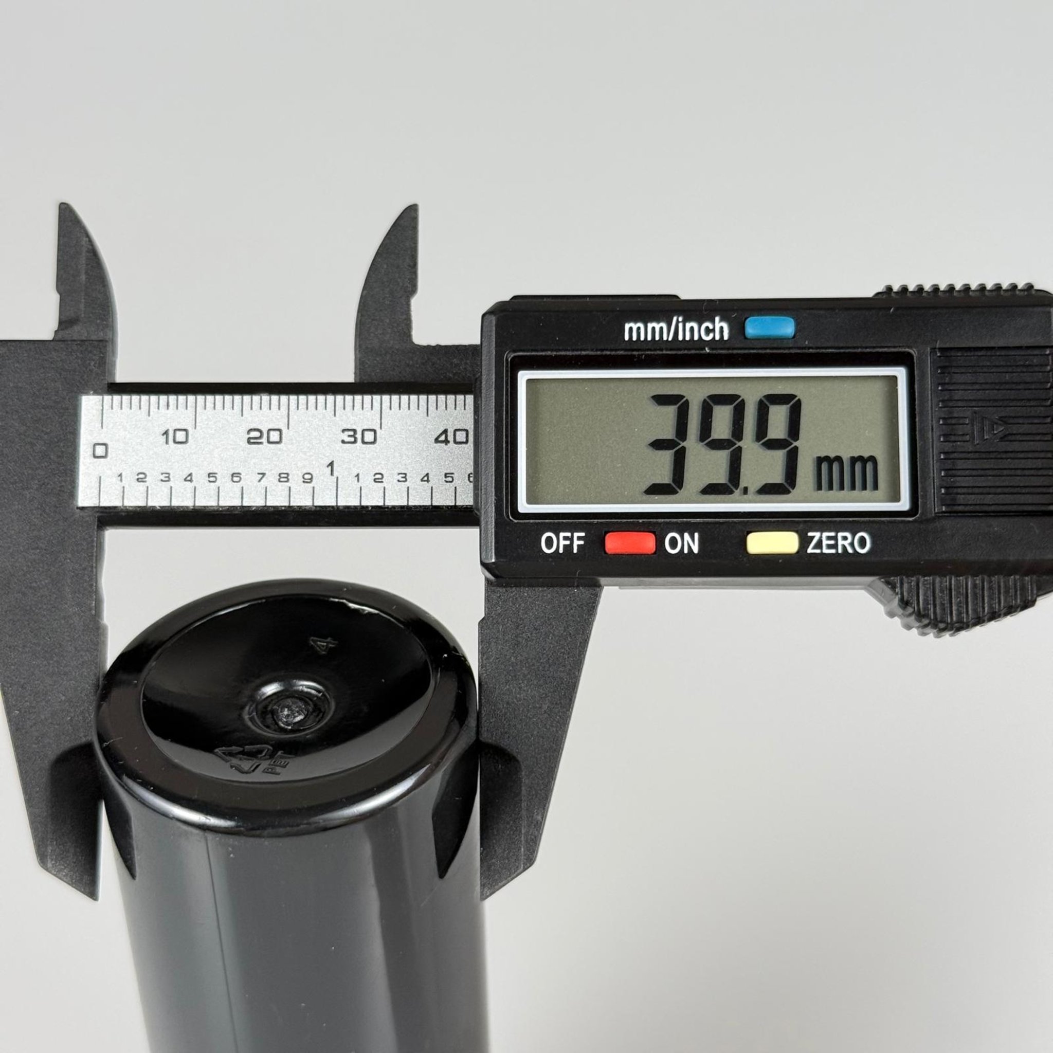 100 CC SİLİNDİR KESKİN KÜT MODEL SERT (17 GR) PET ŞİŞE - KAPAKSIZ - AĞIZ ÇAPI 24 MM - SİYAH