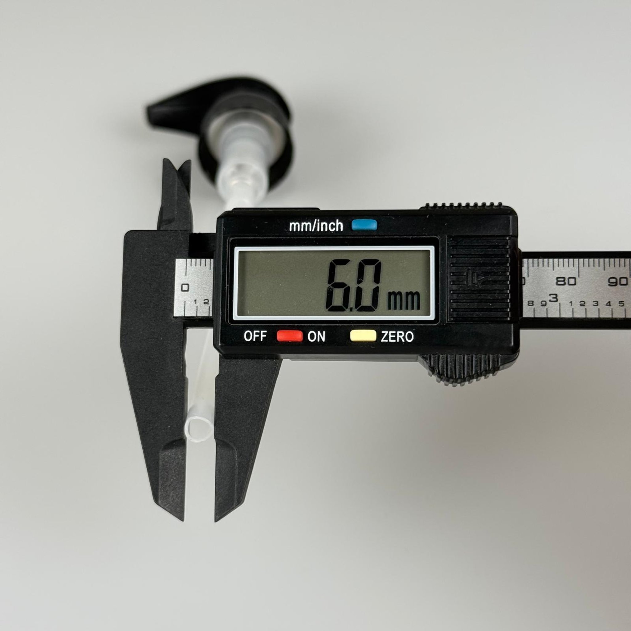 28 MM POMPA SİYAH VİDASIZ KİLİTLİ - TIRTIKLI (500 cc cam şişeler için özel kesilmiş hortum boyu)