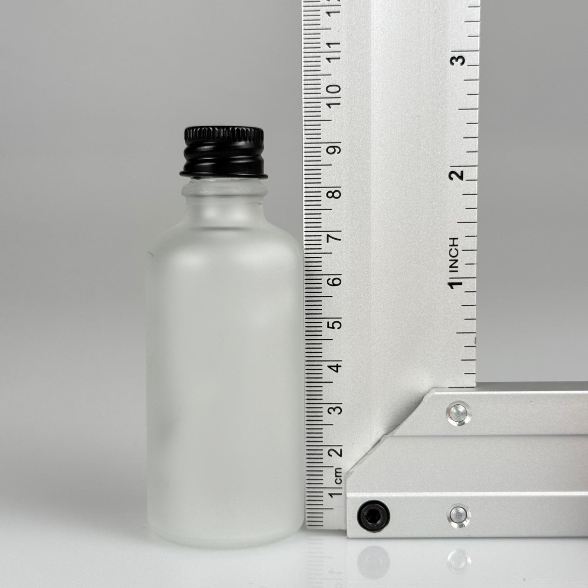 50 CC BUZLU CAM ŞİŞE + KÖPÜK CONTALI SİYAH ALÜMİNYUM METAL KAPAKLI + DAMLALIKLI KOLONYA TIPALI TAKIM - 50 ML BUZLU CAM ŞİŞE