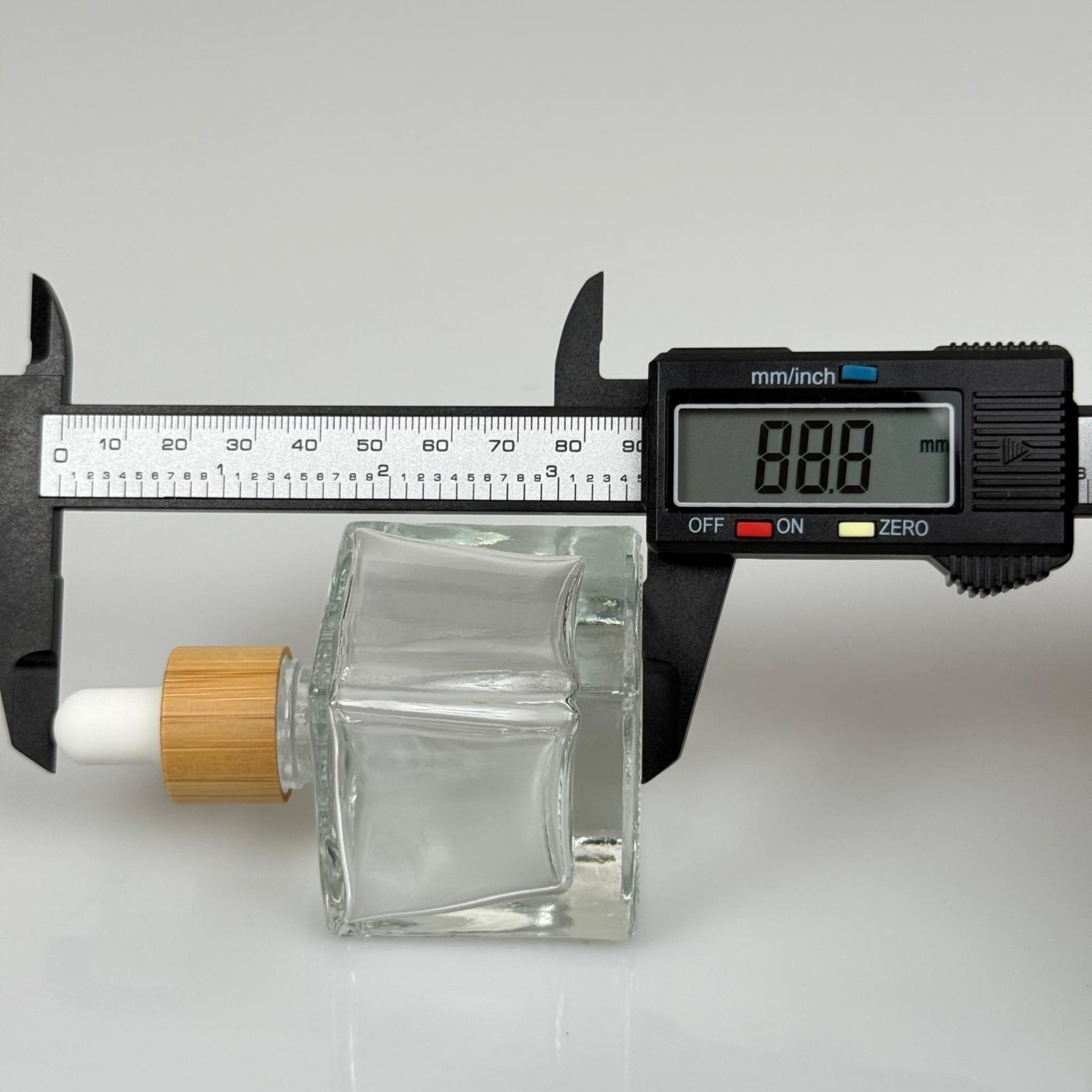 50 CC KARE KÖŞELİ CAM DAMLALIKLI ŞİŞE - BEYAZ EMZİK - BAMBU AHŞAP KAPAK - 50 ML BAMBU KAPAKLI DAMLALIKLI CAM ŞİŞE