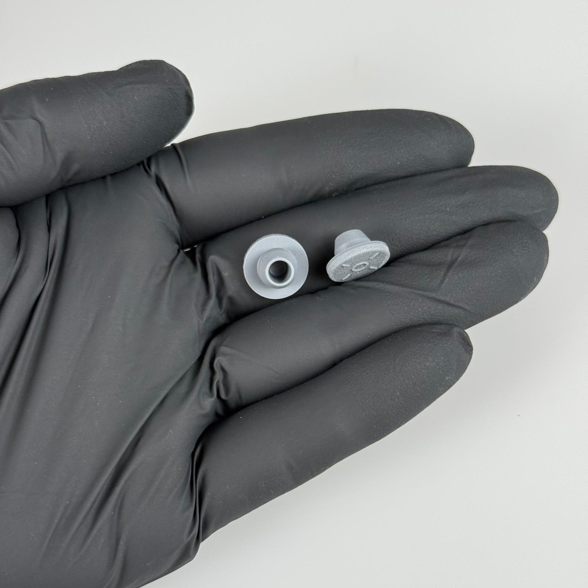 7,5 MM KAUÇUK TIPA - kaydırmaz şok dolap kapağı kapı vb için darbe emici ayak, titreşim takozu, lastik conta, kör tıpa, kablo geçiş contası, mobilya ayağı için ses kesici, sızdırmazlık butonu vb. alanlarda kullanılabilir.