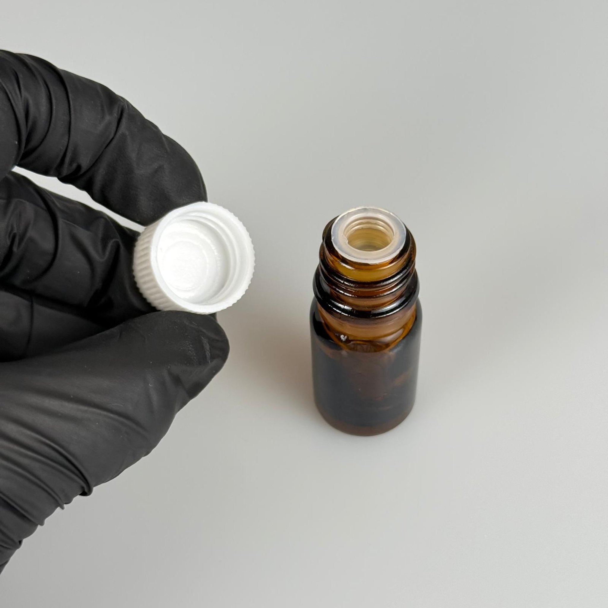 5 ML TIPALI VE KAPAKLI ŞİŞE - 5 CC AMBER KAHVERENGİ CAM ŞİŞE + CONTALI BEYAZ KAPAK + KÖR TIPA