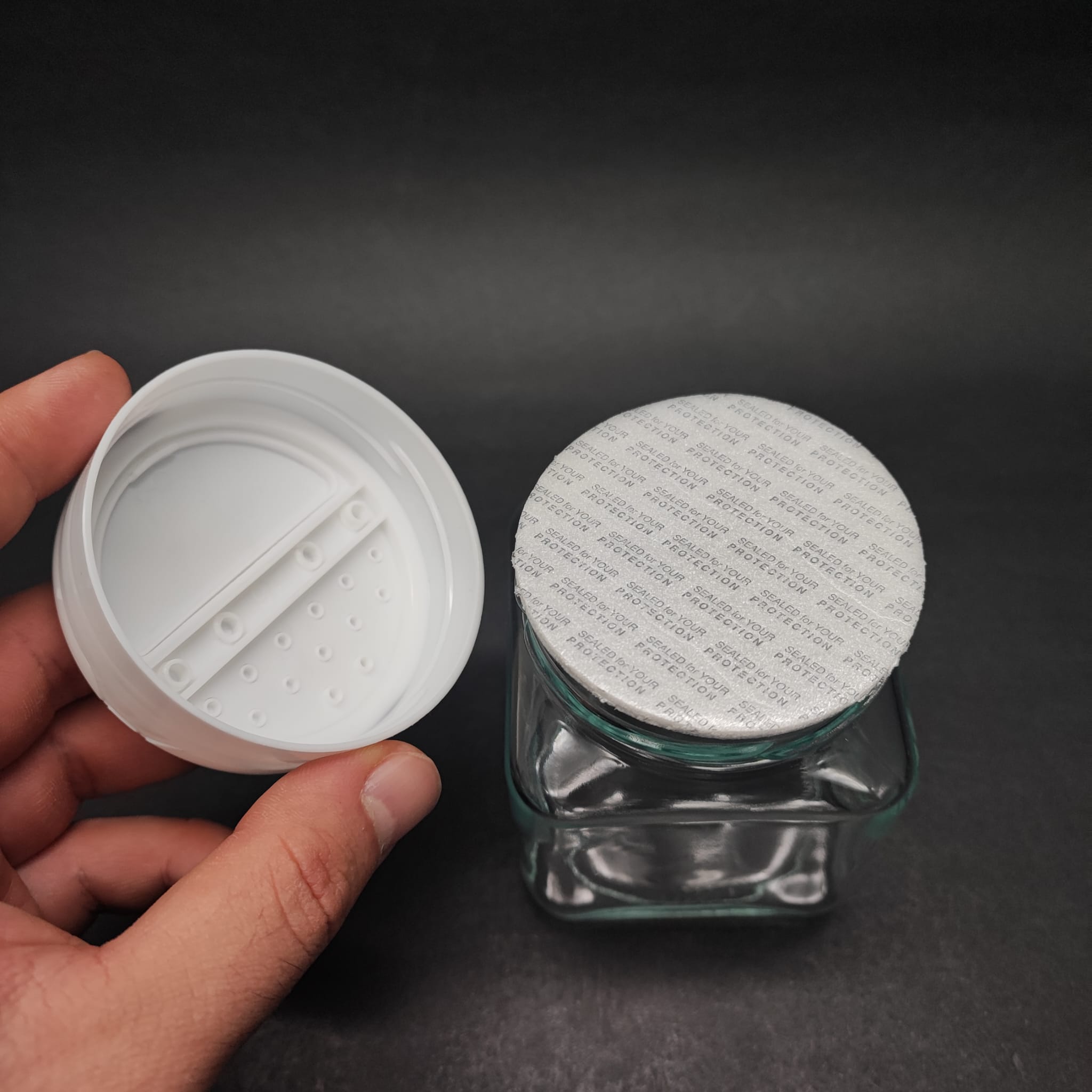 250 CC KARE MODEL CAM BAHARAT KAVANOZU - BEYAZ FLİPTOP BAHARAT KAPAKLI + SIZDIRMAZ KENDİNDEN YAPIŞKANLI KÖPÜK CONTALI -  toz kavanozu , baharat ambalajı , boş pudra şişesi . tuzluk , baharat düzenleyici set için kavanoz