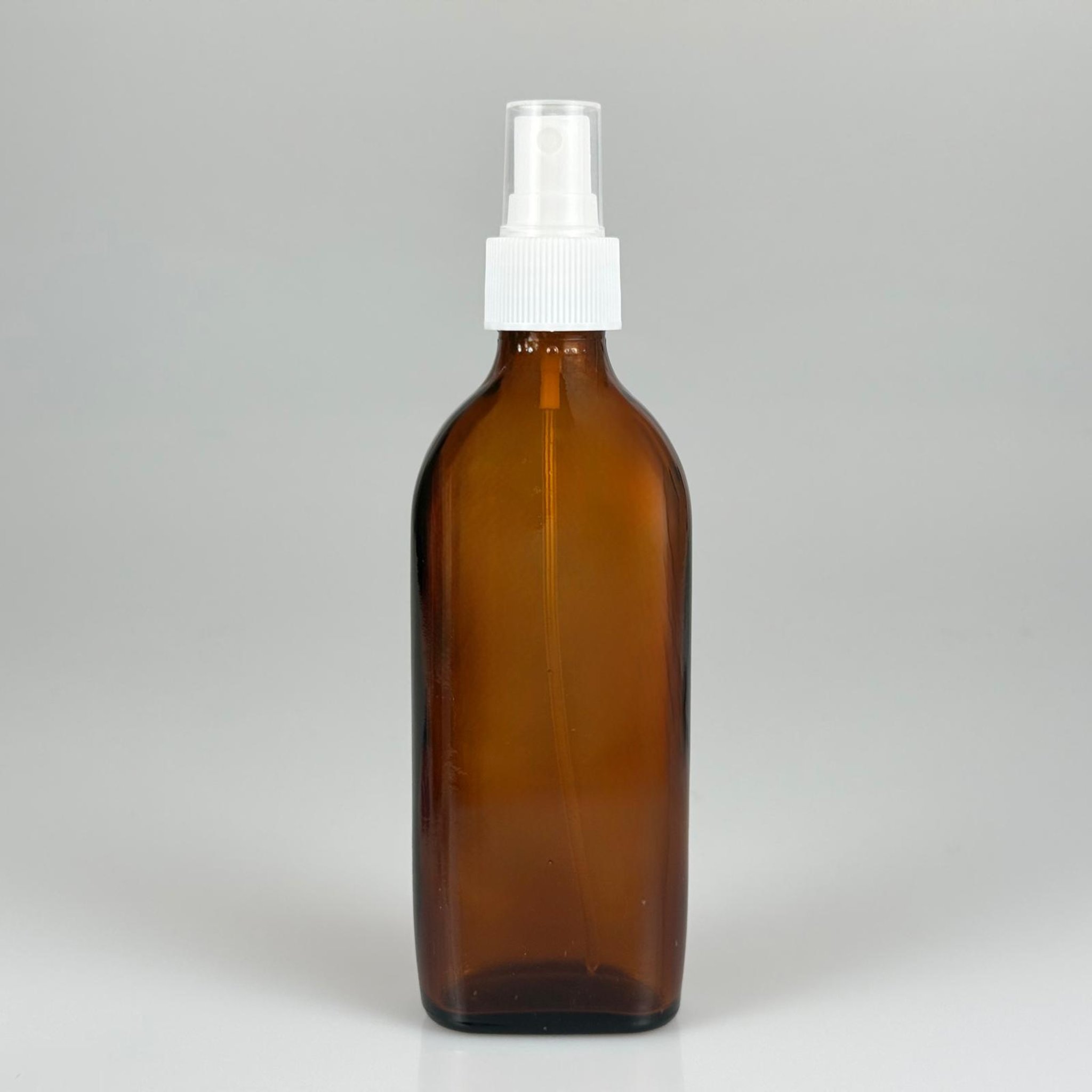 150 ML YASSI AMBER SPREYLİ CAM ŞİŞE - 150 CC YASSI KAHVERENGİ CAM ŞİŞE + 25 MM BEYAZ SPREY FISFIS TAKIM