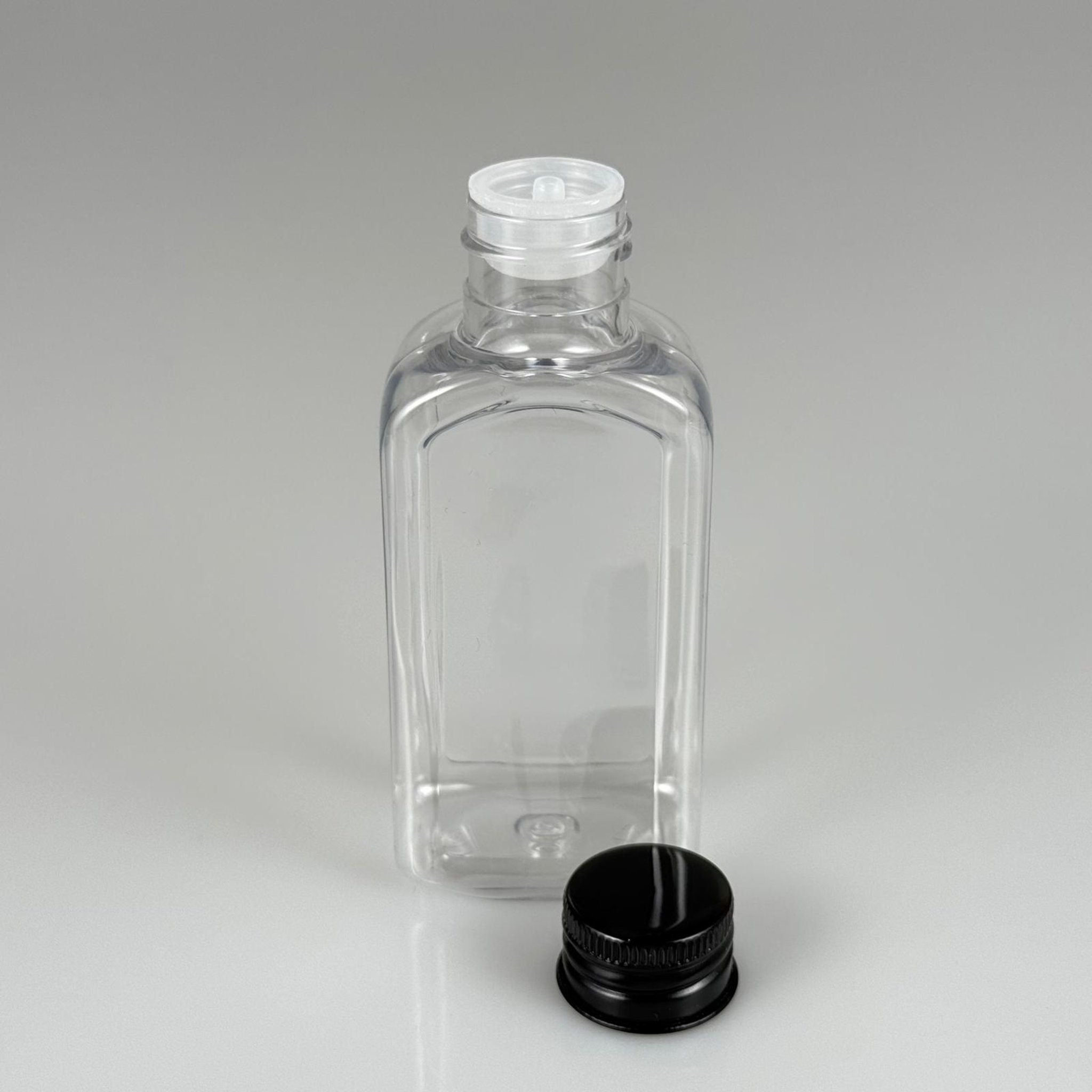 100 CC YASSI KÖŞELİ MODEL ŞEFFAF PET ŞİŞE (24 AĞIZ) + KÖPÜK CONTALI SİYAH METAL ALÜMİNYUM KAPAK + KOLONYA TIPALI TAKIM - 100 ML KAPAKLI PLASTİK ŞİŞELER