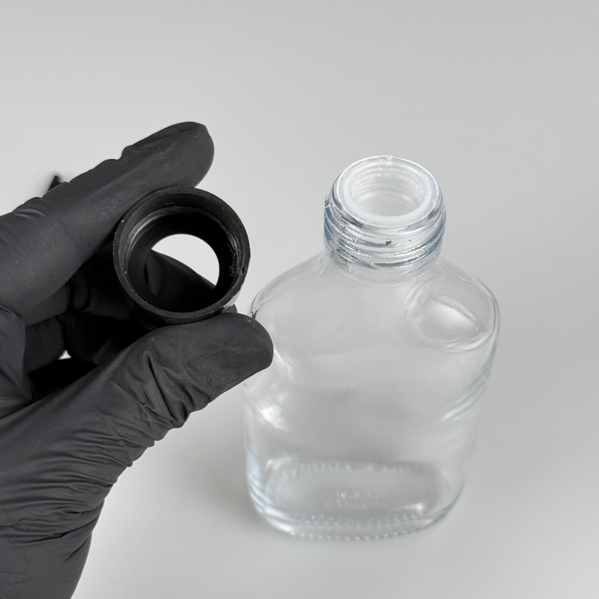 100 CC YASSI CAM BAMBU ODA KOKUSU ŞİŞESİ - 100 ML ÇUBUKLU BAMBU ODA KOKUSU ŞİŞESİ - DİFÜZÖR ŞİŞE- CAM ŞİŞE + SİYAH VİDALI DELİKLİ KAPAK + KÖR TIPA + 3 ADET FİBER SİYAH BAMBU ÇUBUK