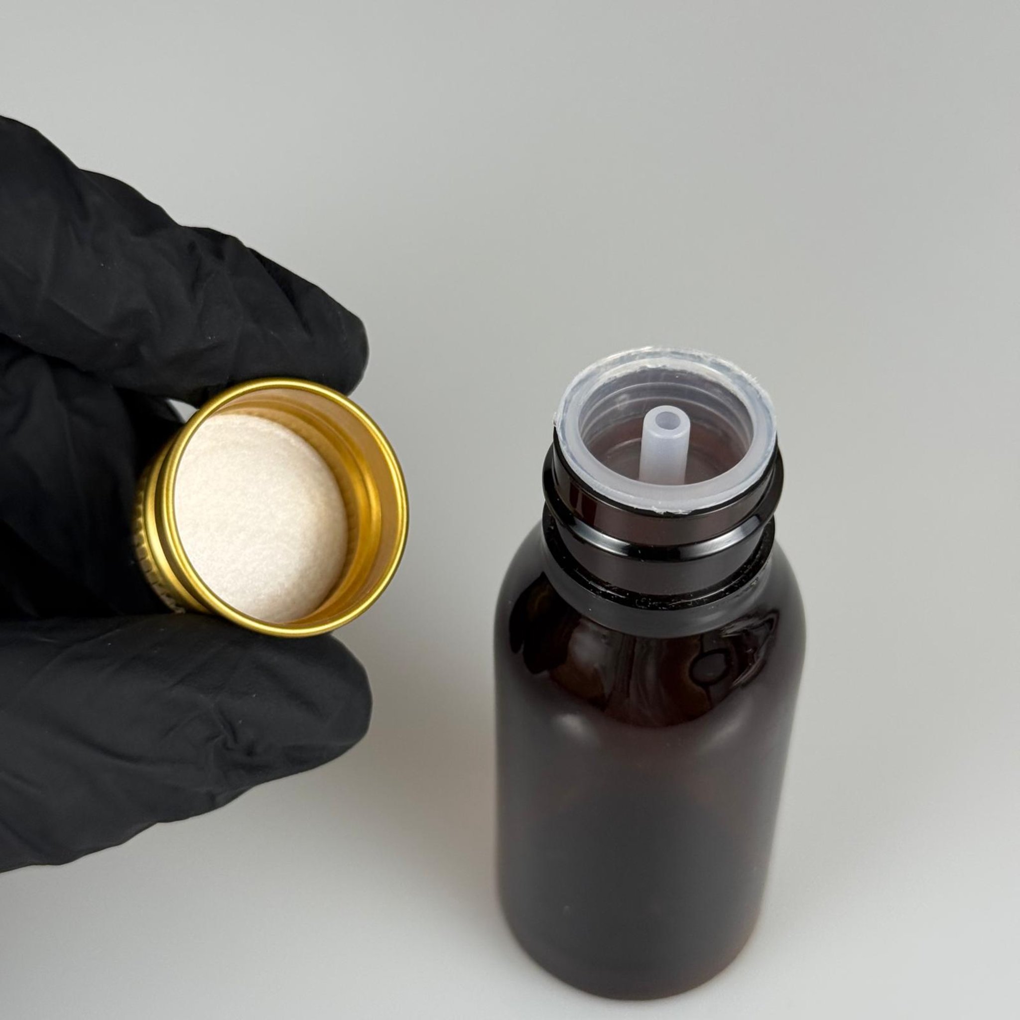 50 CC AMBER SERT MODEL PET ŞİŞE (24 AĞIZ) + KÖPÜK CONTALI GOLD METAL ALÜMİNYUM KAPAK + KOLONYA TIPALI TAKIM - 50 ML KAPAKLI KAHVERENGİ PLASTİK ŞİŞELER