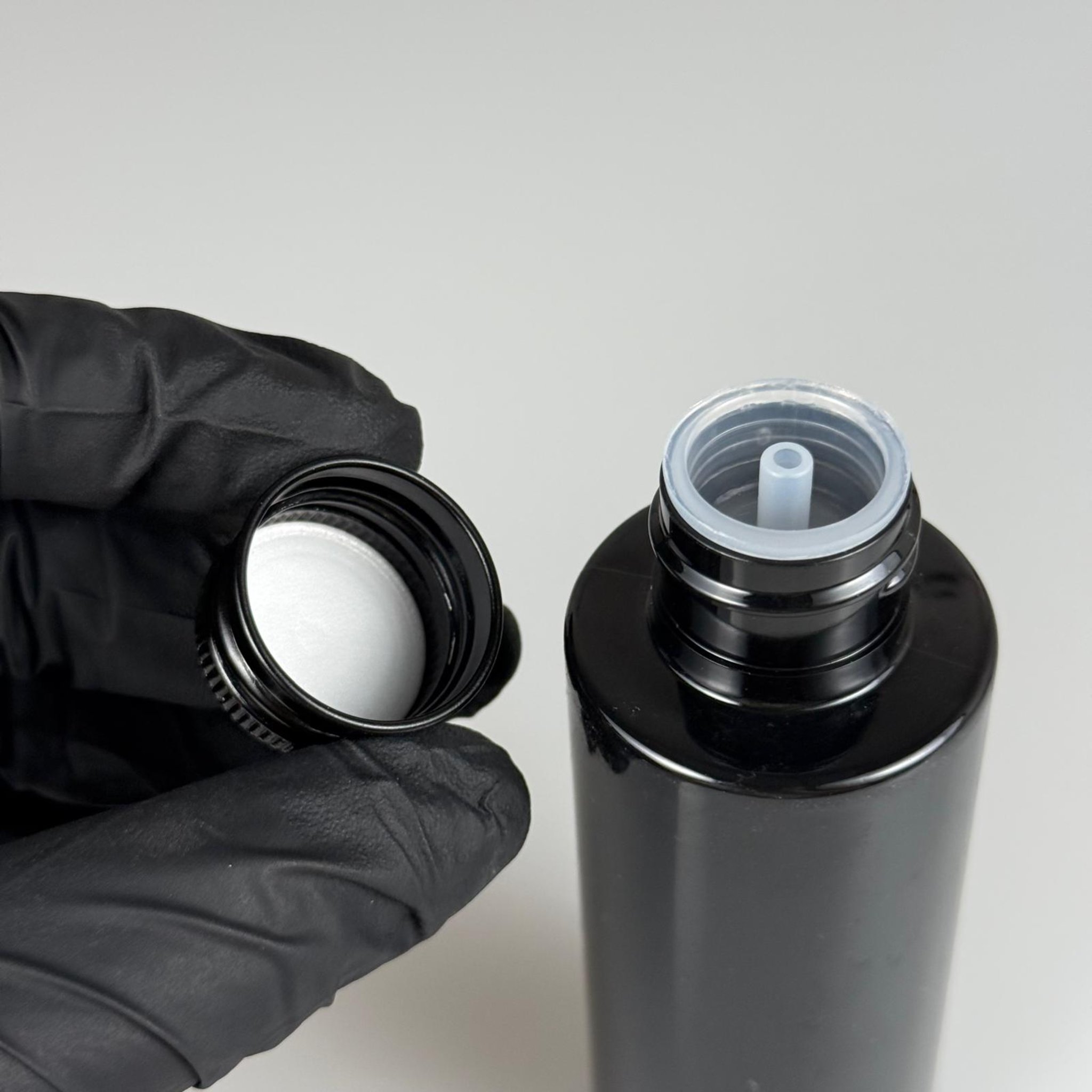 100 CC SİYAH SİLİNDİR KESKİN KÜT MODEL SERT PET ŞİŞE ( 17 GR - 24 AĞIZ ) + KÖPÜK CONTALI SİYAH METAL ALÜMİNYUM KAPAK + KOLONYA TIPALI TAKIM - 100 ML KAPAKLI SİYAH PLASTİK ŞİŞELER