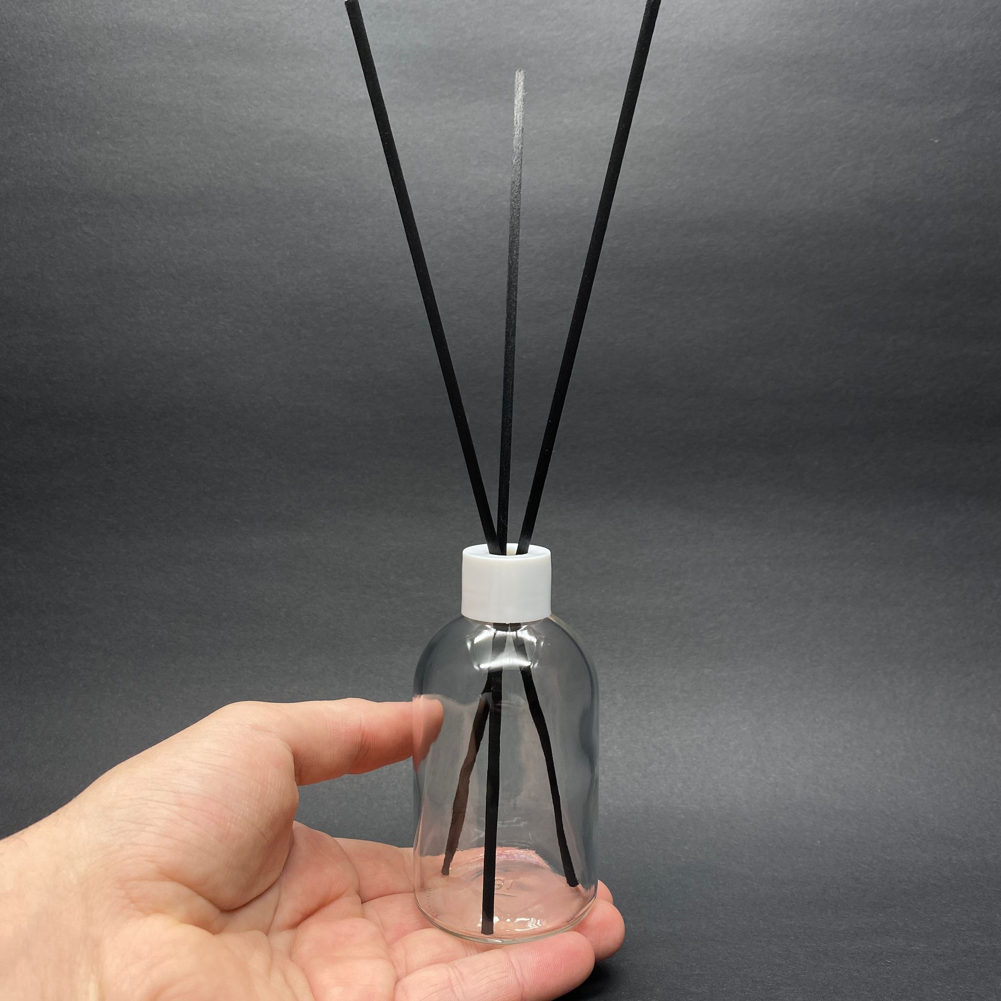 100 CC CAM BAMBU ODA KOKUSU ŞİŞESİ - 100 ML ÇUBUKLU BAMBU ODA KOKUSU ŞİŞESİ - DİFÜZÖR ŞİŞE- CAM ŞİŞE + BEYAZ PLASTİK KAPAK + PLASTİK TIPA + 3 ADET FİBER SİYAH BAMBU ÇUBUK