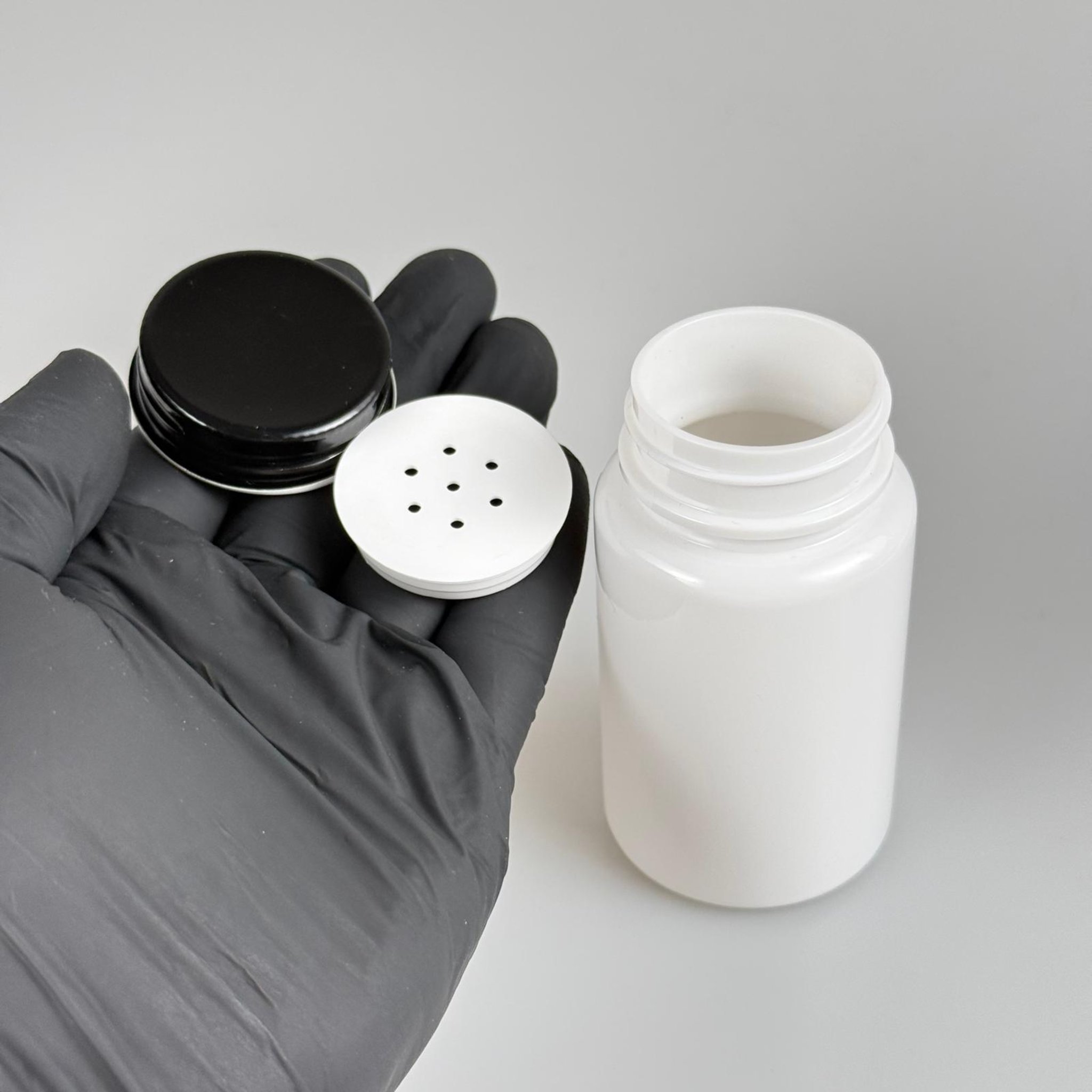 100 CC BEYAZ PET PUDRA ŞİŞESİ + KÖPÜK CONTALI SİYAH METAL KAPAKLI + PUDRA TIPALI TAKIM - 100 ML PUDRA KUTUSU, EKO TUZLUK