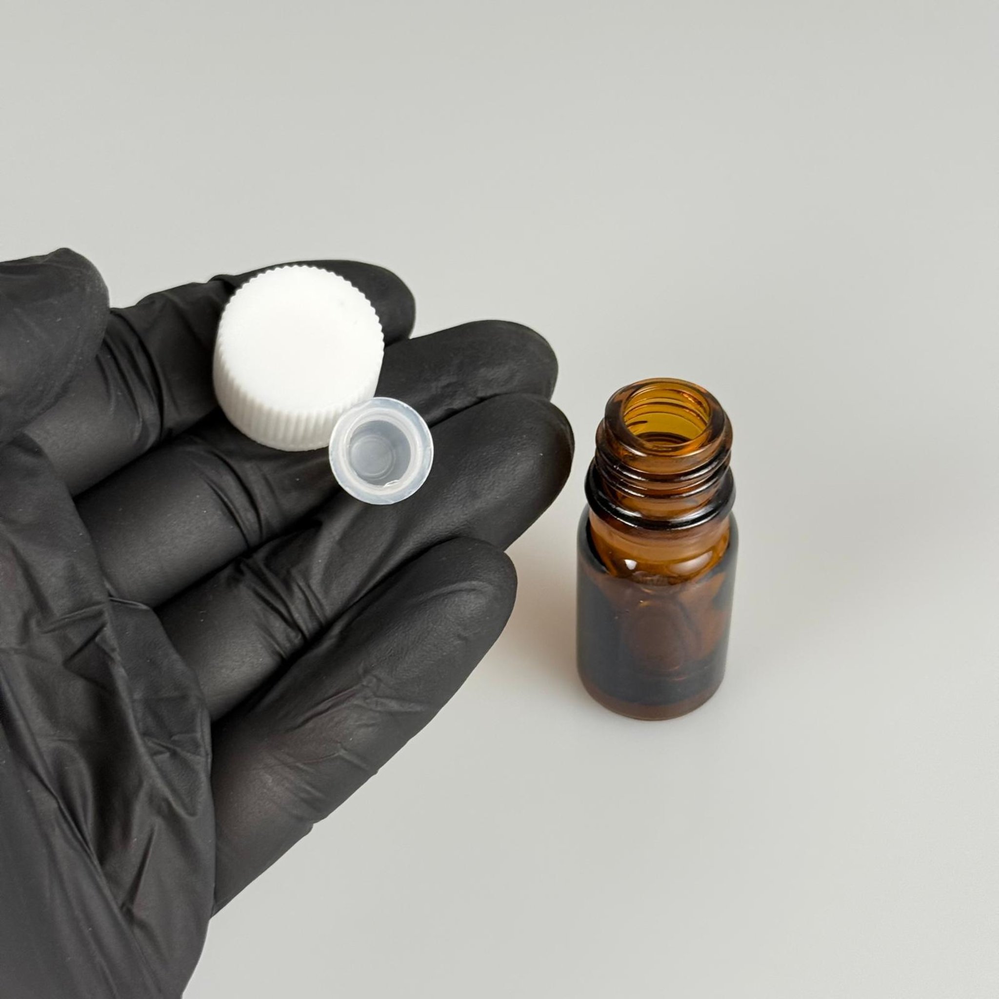 5 ML TIPALI VE KAPAKLI ŞİŞE - 5 CC AMBER KAHVERENGİ CAM ŞİŞE + CONTALI BEYAZ KAPAK + KÖR TIPA