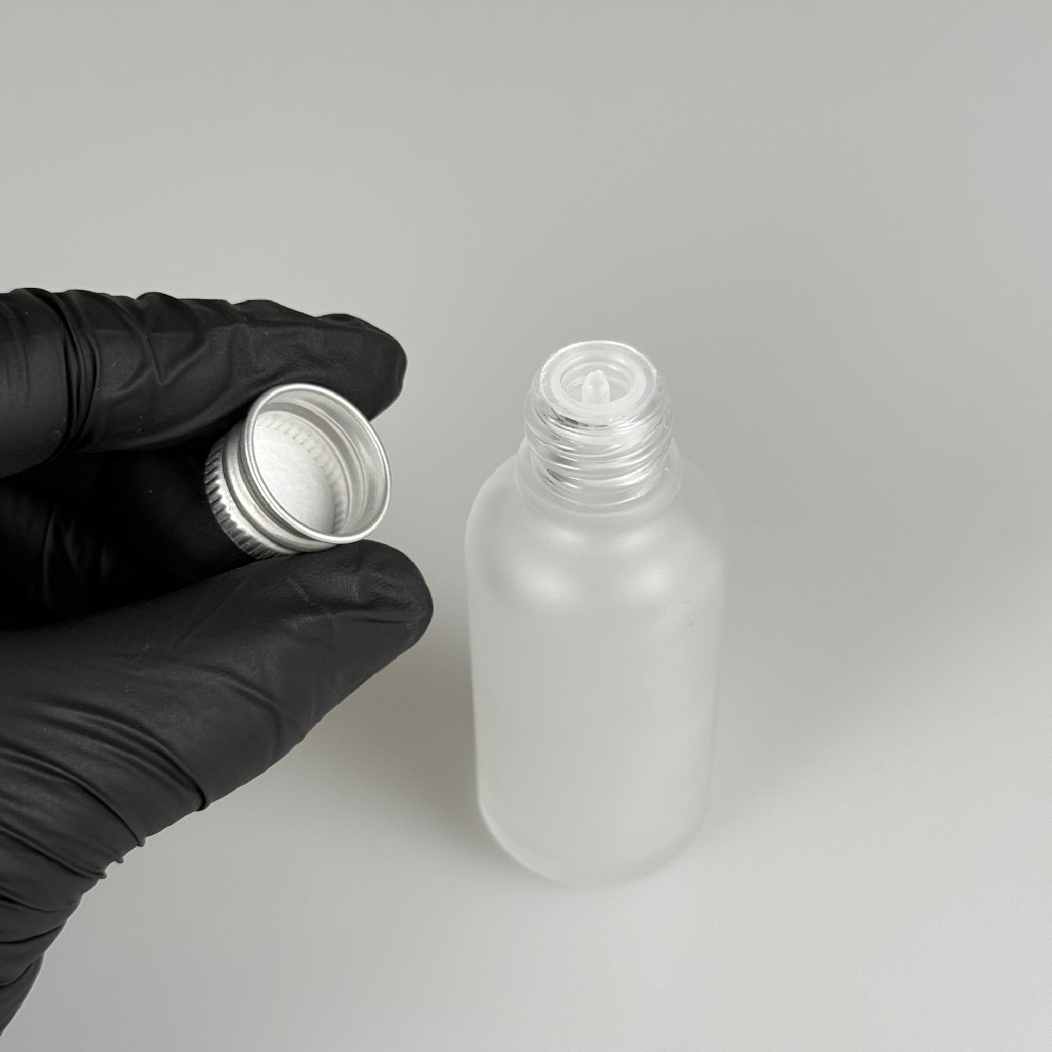 30 CC BUZLU CAM ŞİŞE + KÖPÜK CONTALI GÜMÜŞ ALÜMİNYUM METAL KAPAKLI + DAMLALIKLI KOLONYA TIPALI TAKIM - 30 ML BUZLU CAM ŞİŞE