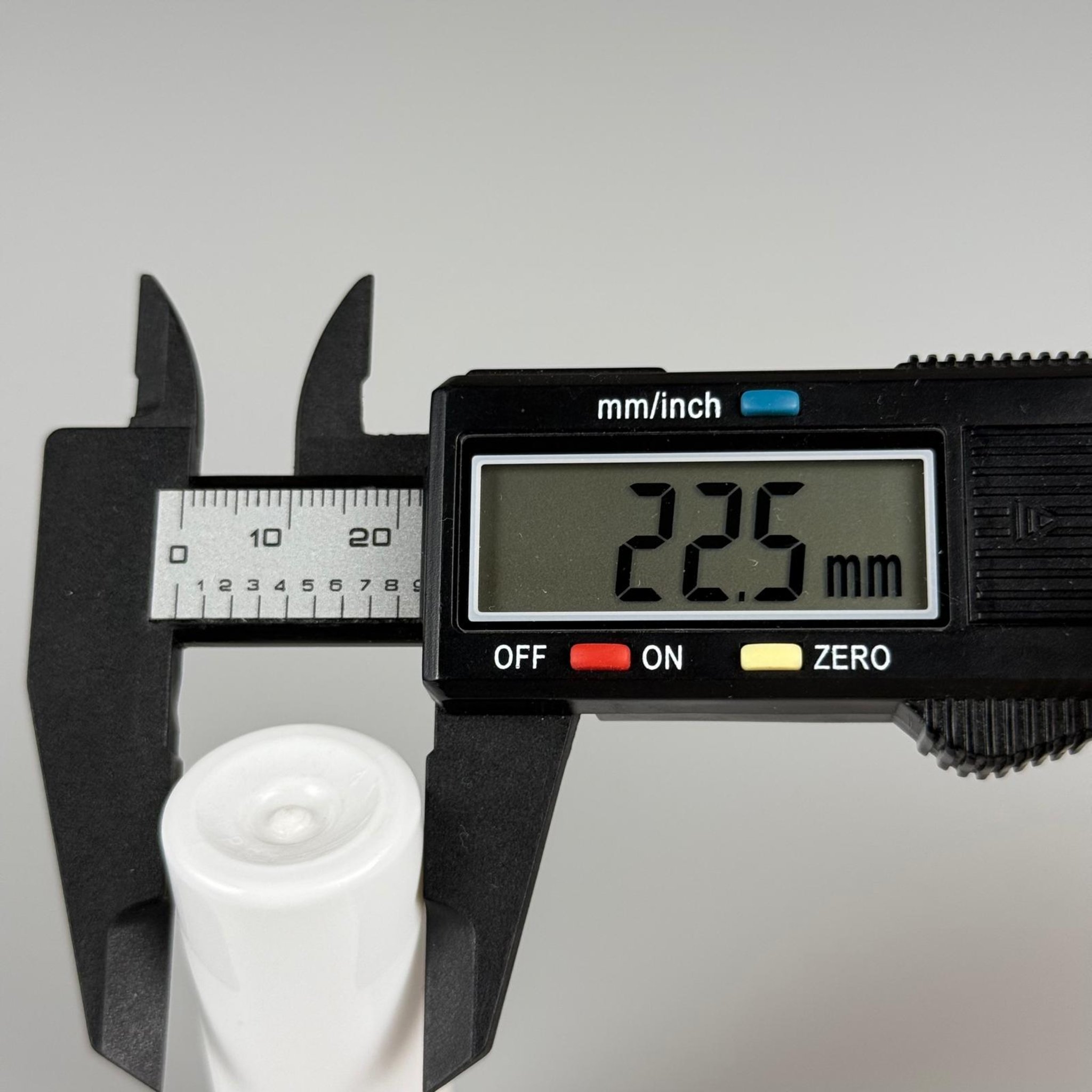 15 CC BEYAZ SİLİNDİR PET ŞİŞE + KÖPÜK CONTALI GÜMÜŞ ALÜMİNYUM METAL KAPAKLI + DAMLALIKLI KOLONYA TIPALI TAKIML - 15 ML BEYAZ PET ŞİŞE