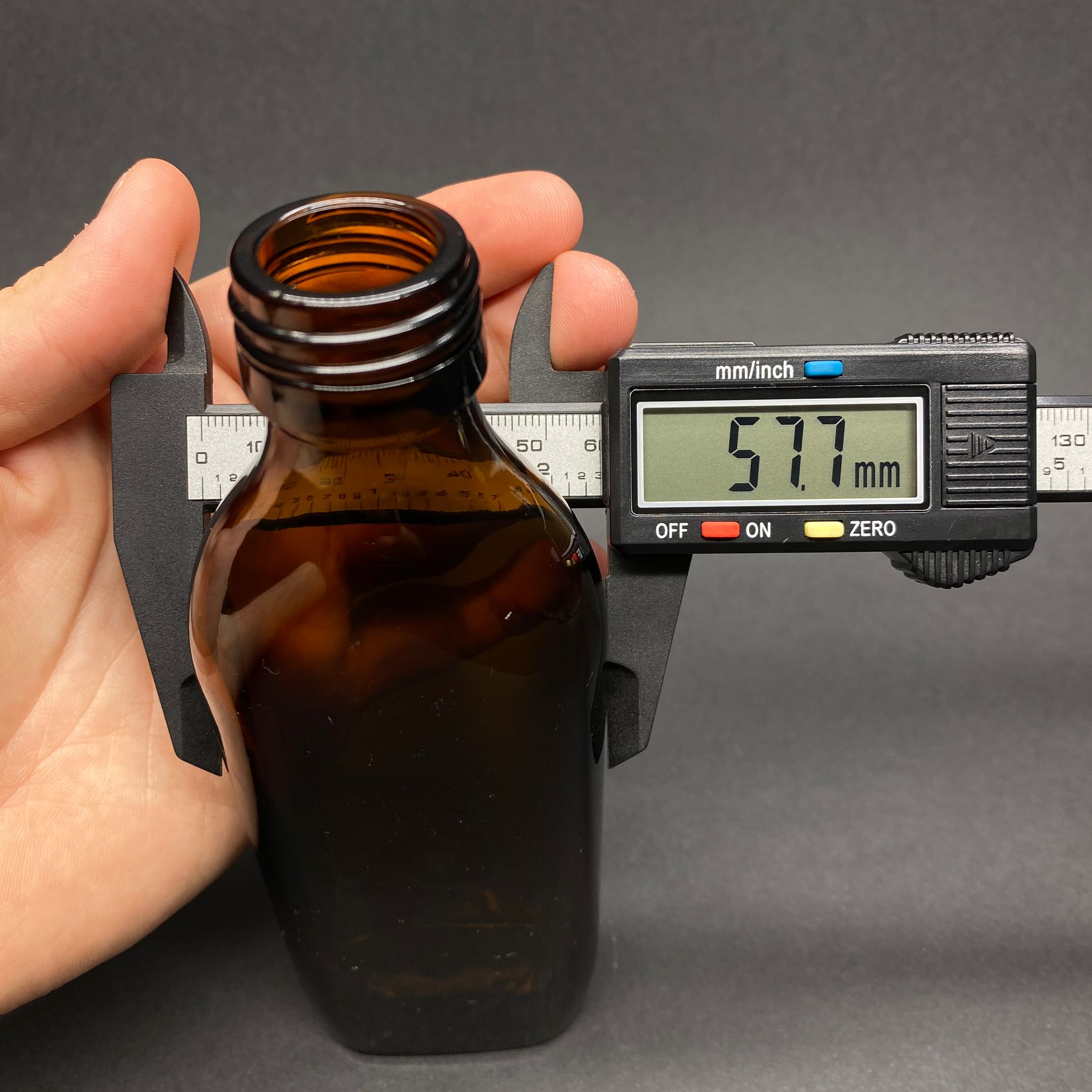 150 CC AMBER CAM YASSI COLD BREW ŞİŞE (SOĞUK KAHVE ŞİŞESİ) SİYAH KAPAKLI (28 AĞIZ) - 150 ML YASSI CAM ŞİŞE