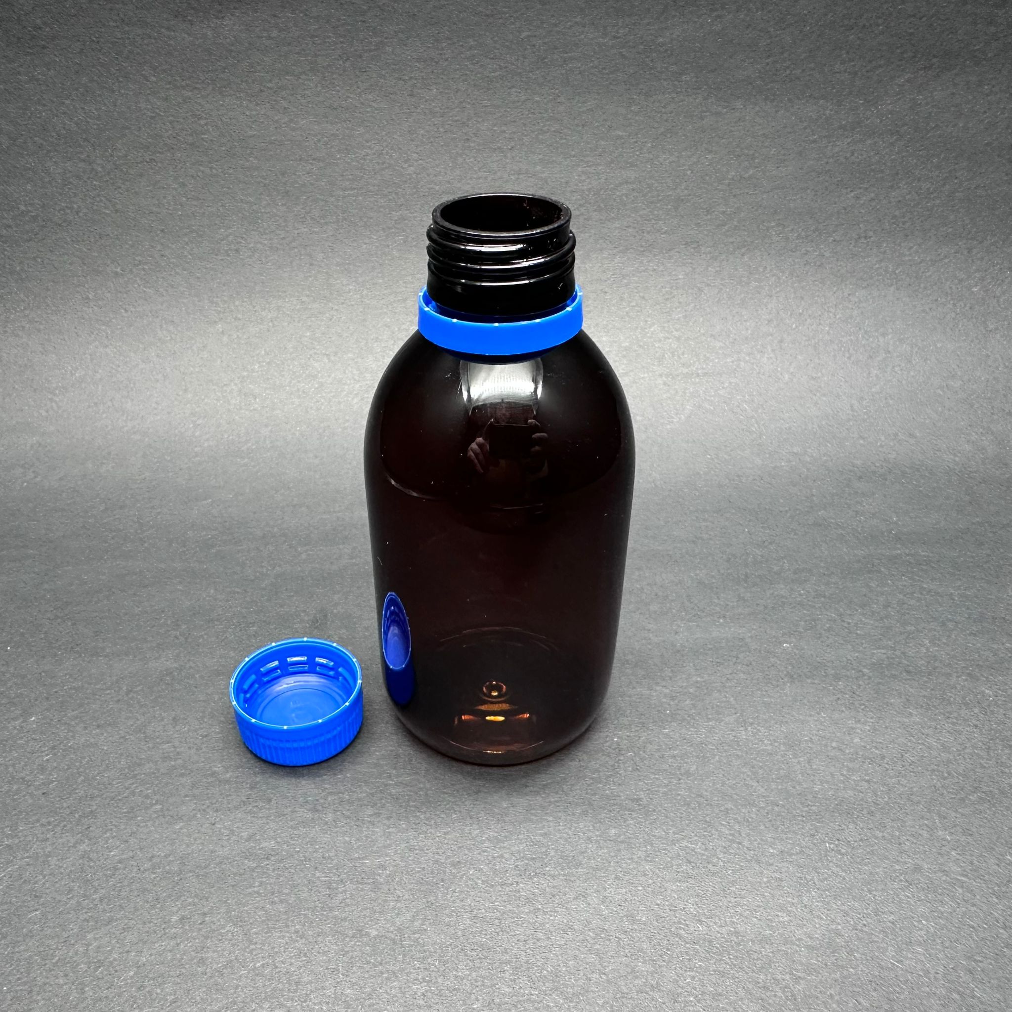 200 CC AMBER PET ECZA ŞİŞESİ - MAVİ KİLİTLİ CONTALI KAPAKLI - 200 ML KAHVERENGİ PLASTİK ŞURUP ŞİŞESİ (21 GR)